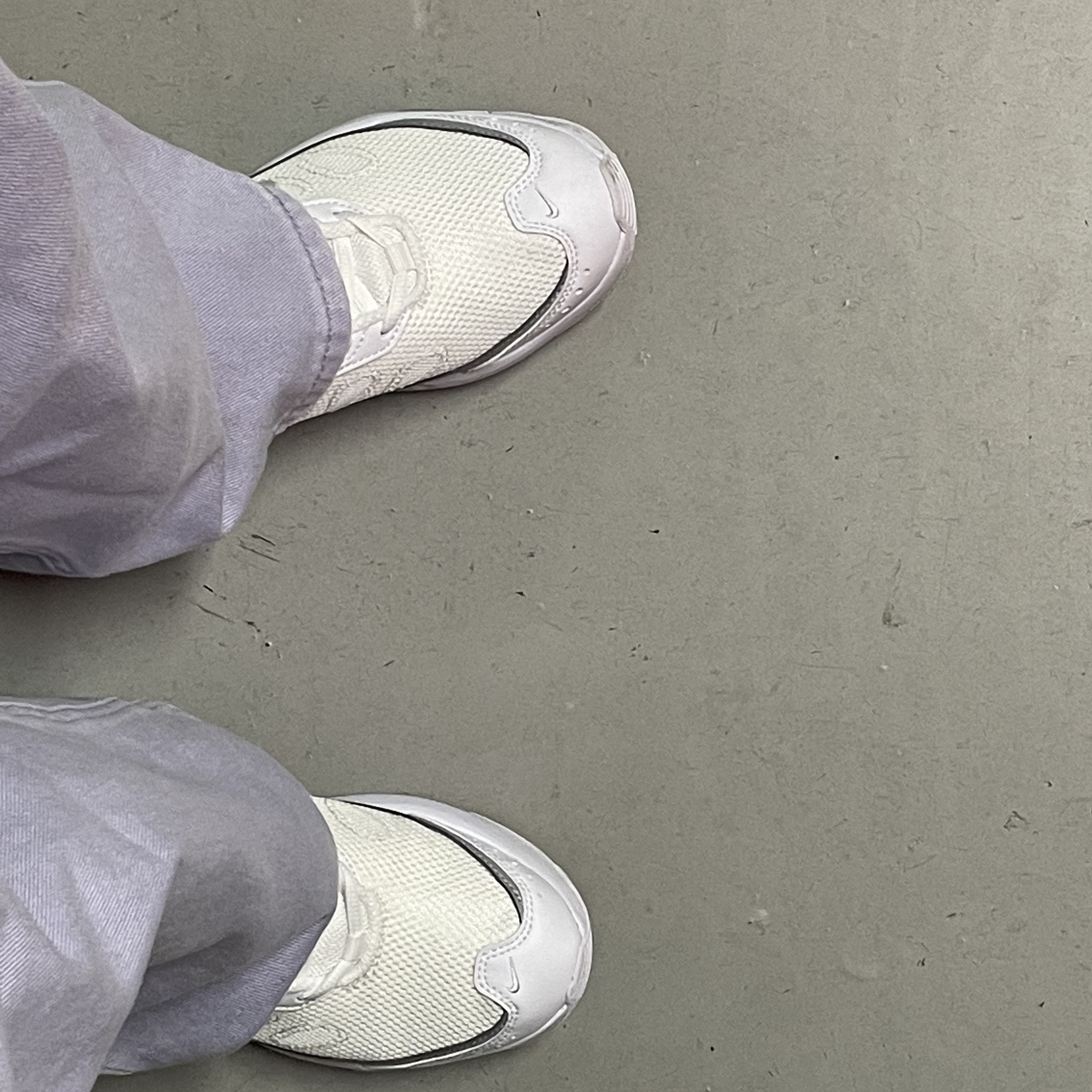 (W) Nike Air Max AP White Pure Platinum 착용 스타일 - 1