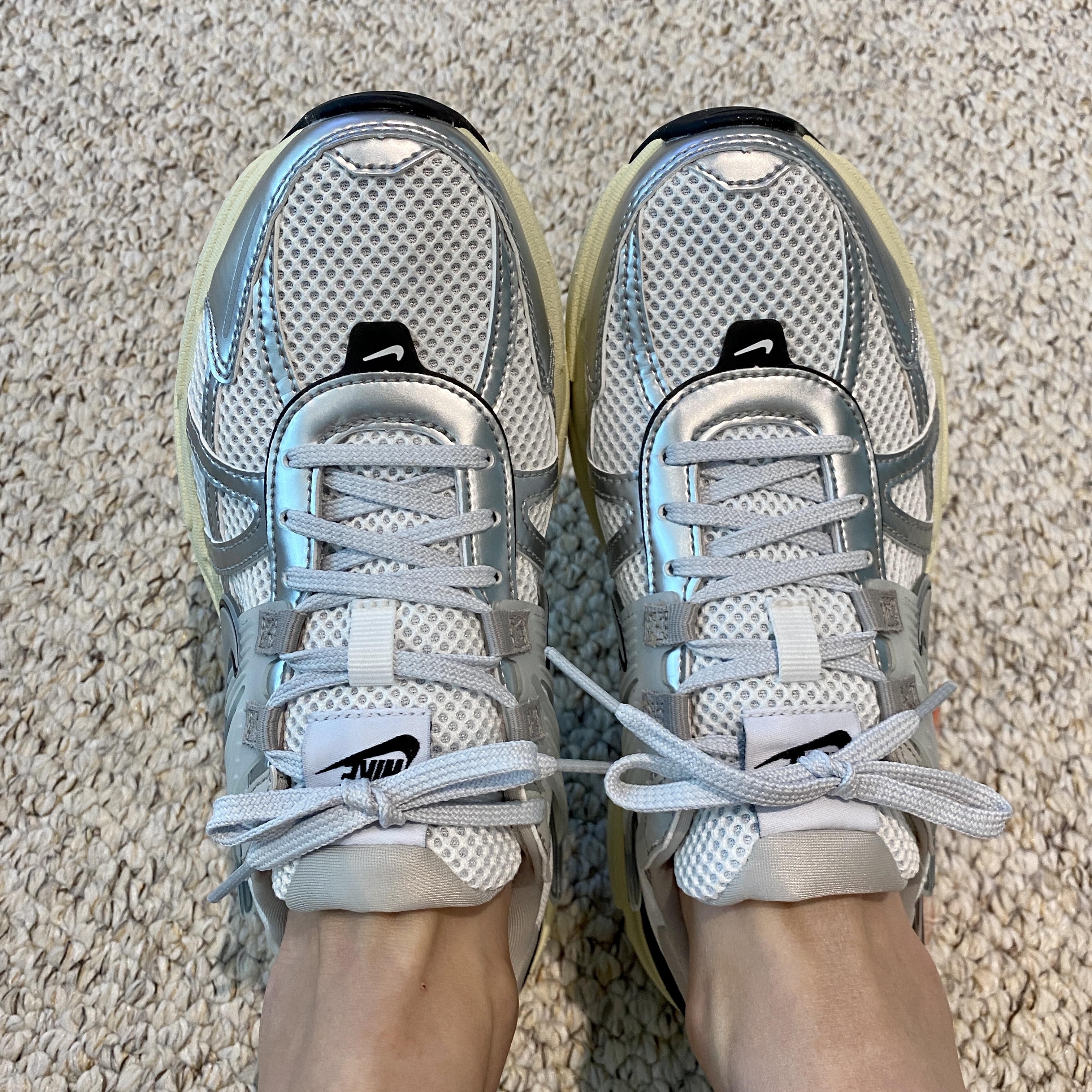 Nike V2K Run Summit White Metallic Silver 착용 스타일 - 2