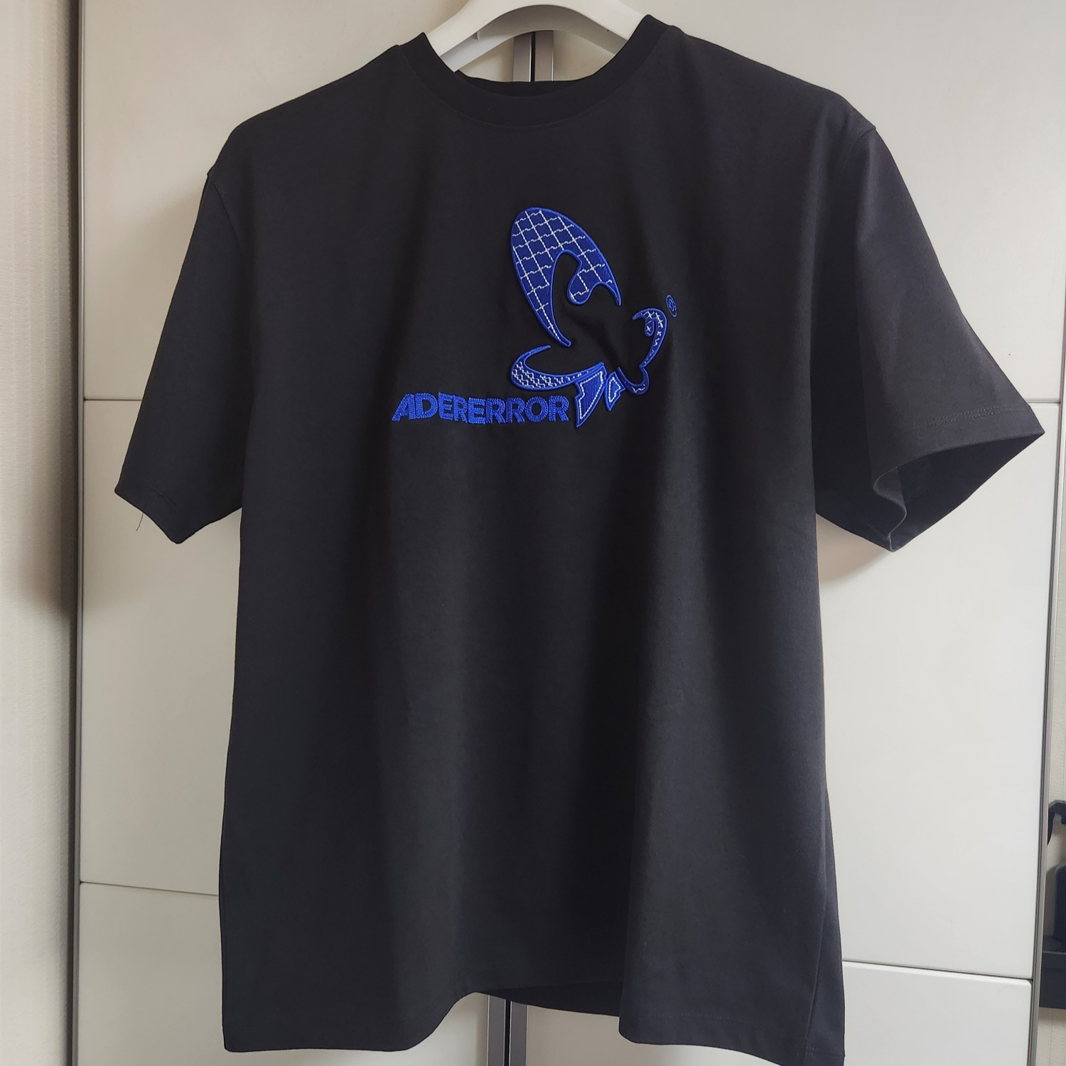 Ader Error Butterfy Logo T-Shirt Noir 착용 스타일