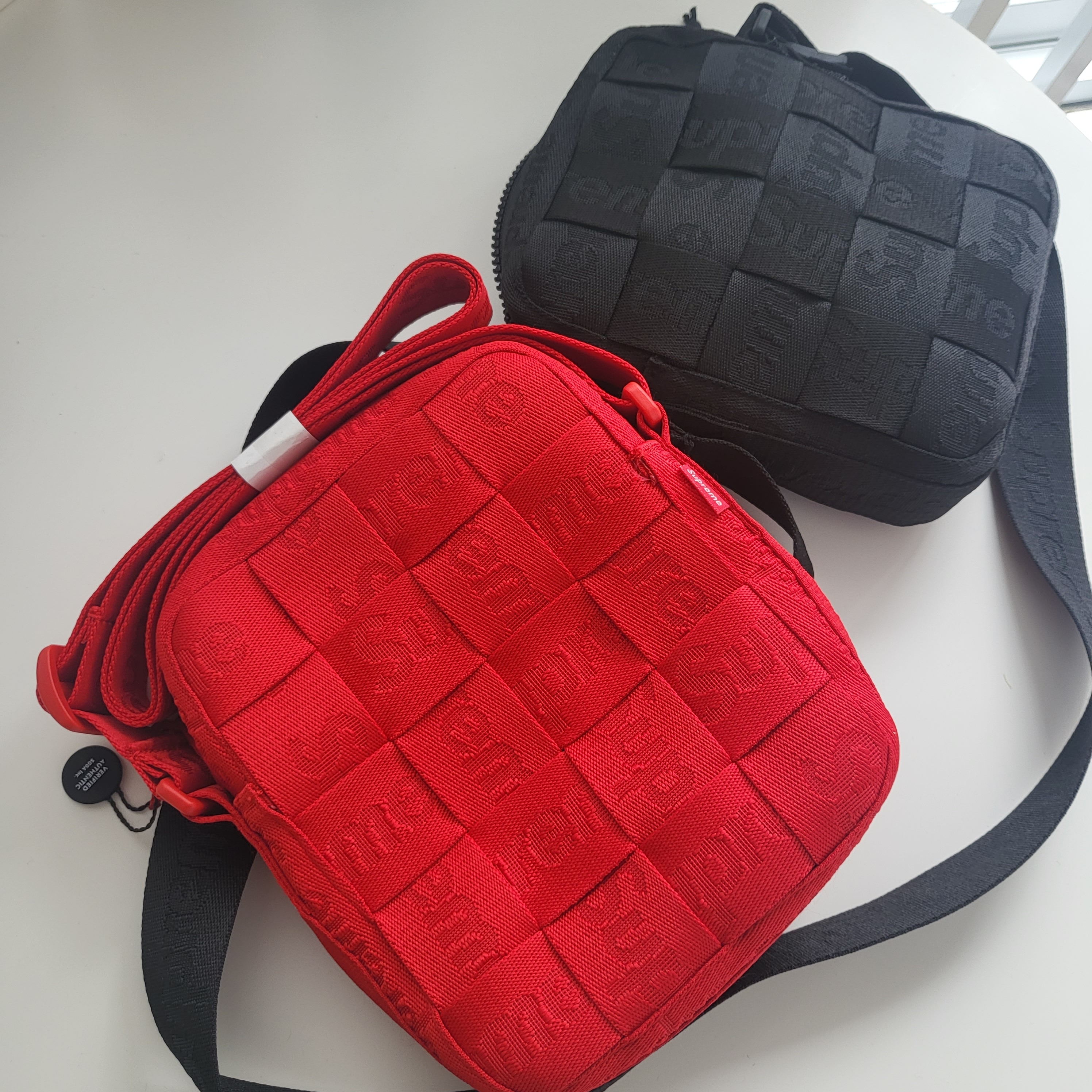 Supreme Woven Shoulder Bag Black - 23SS, Supreme Woven Shoulder Bag Red - 23SS 착용 스타일