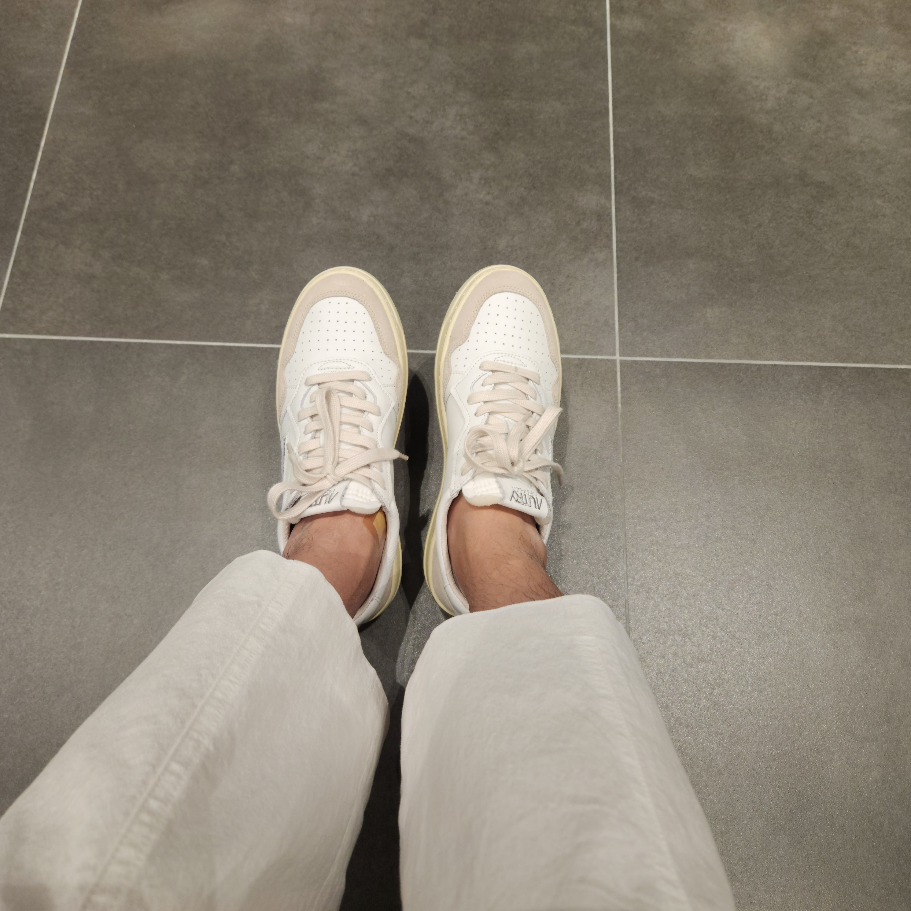 Autry Medalist Low Leather Suede Sneakers White 착용 스타일 - 2