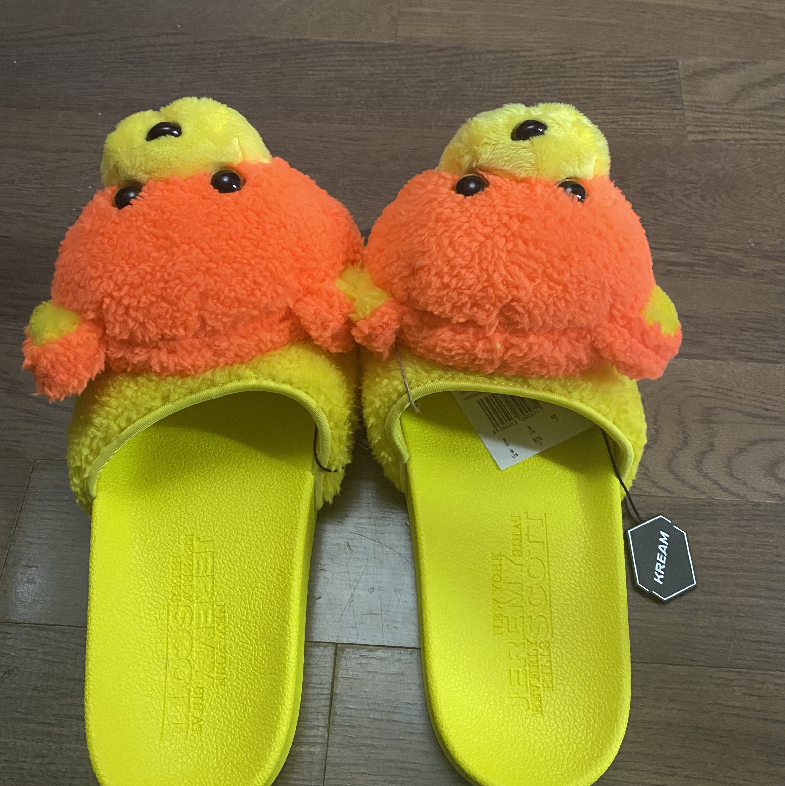 Adidas x Jeremy Scott Adilette Teddy Slide Solar Orange 착용 스타일 - 3