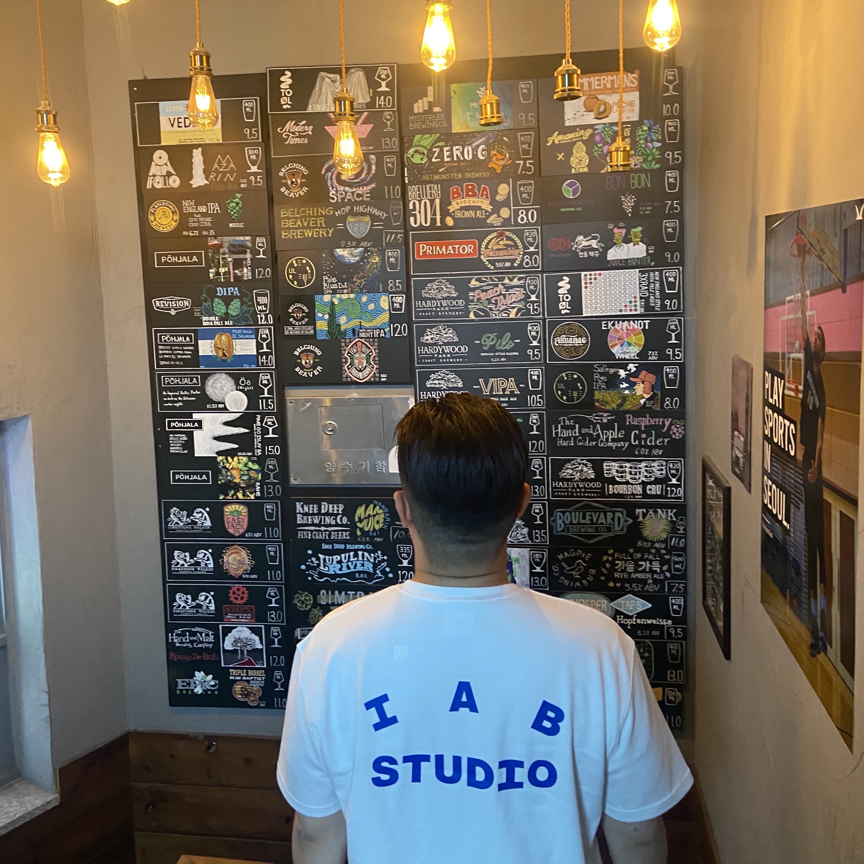 IAB Studio 10th Anniversary T-Shirts Pack White & Black (2 Pack) 착용 스타일