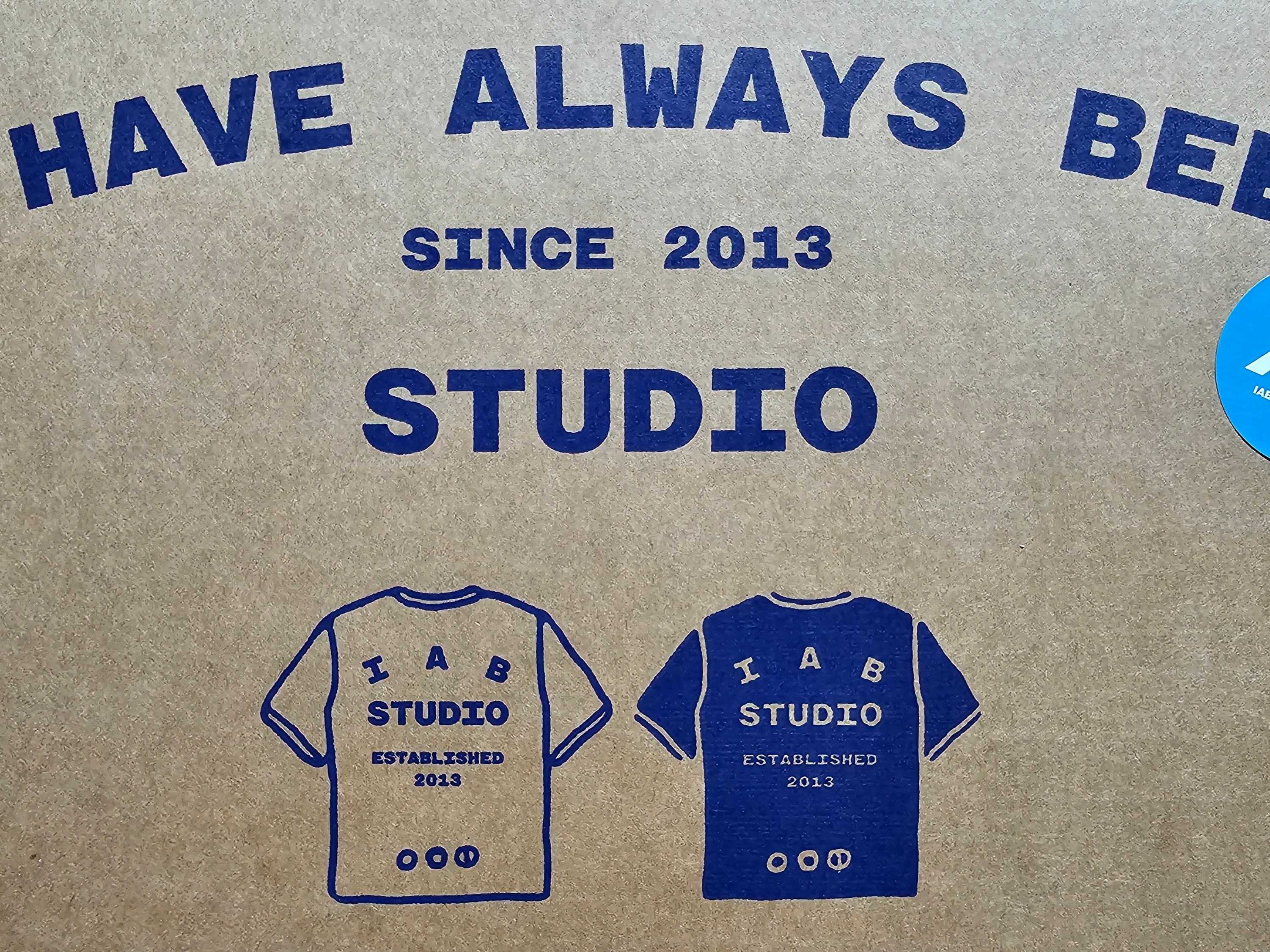 IAB Studio 10th Anniversary T-Shirts Pack White & Black (2 Pack) 착용 스타일 - 1