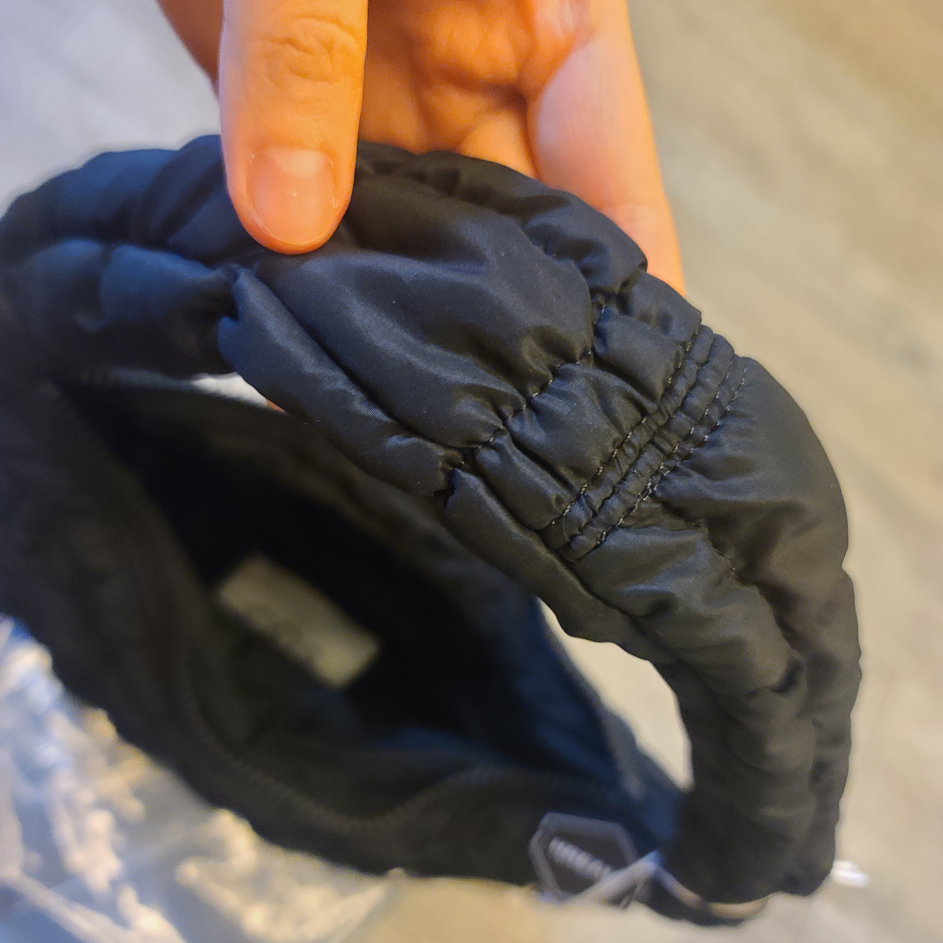 COS Quilted Mini Bag Black 착용 스타일 - 3
