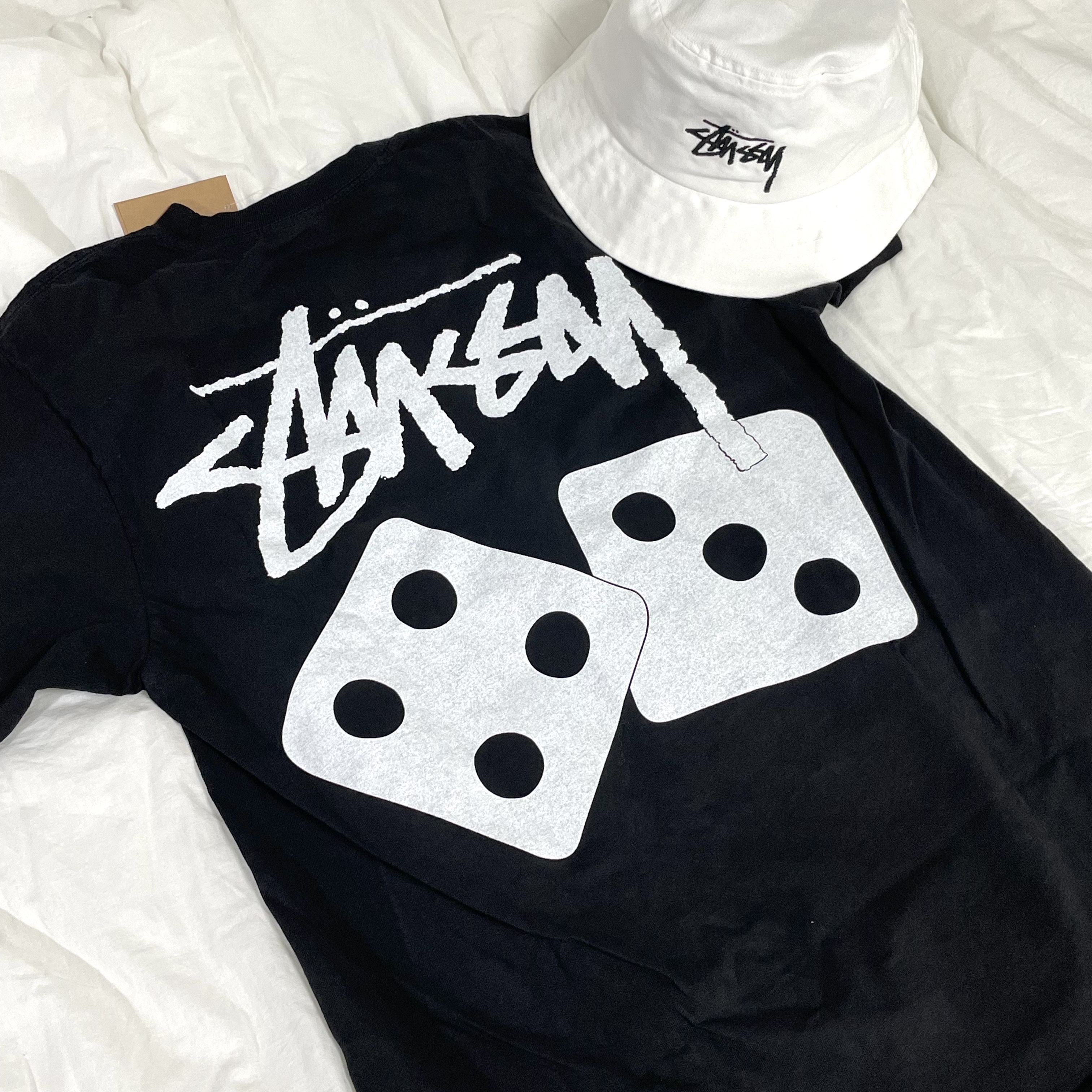 Stussy Dice Pigment Dyed T-Shirt Black 2023, Stussy Stock Bucket Hat Natural 착용 스타일 - 1