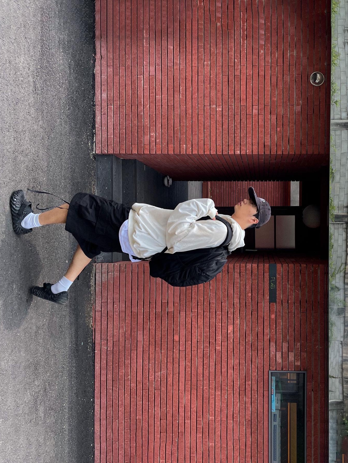 Crocs x Salehe Bembury Pollex Clog Sasquatch, Project G/R x Atmos Etiquette Lesson Vintage Washed Hoodie White 착용 스타일 - 4