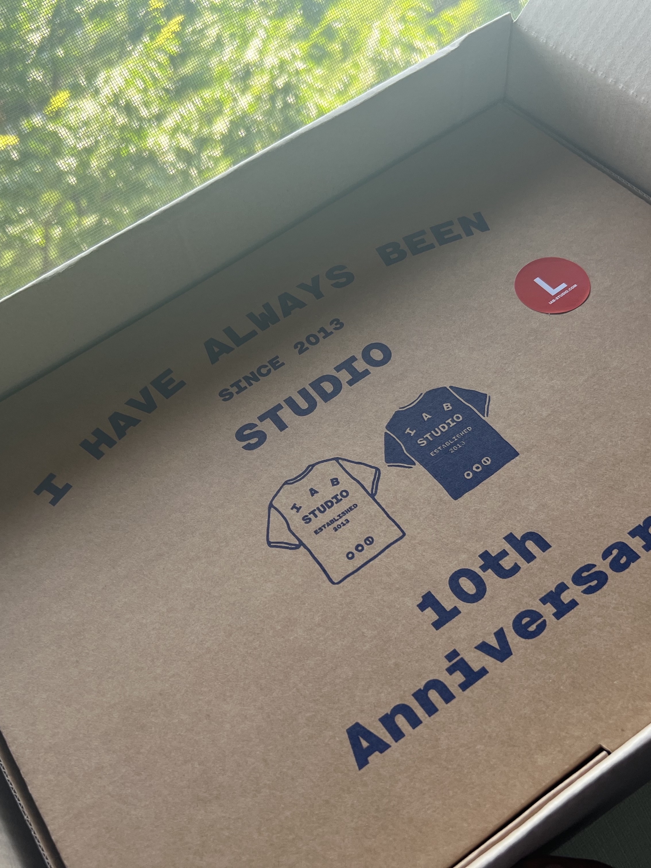 IAB Studio 10th Anniversary T-Shirts Pack White & Black (2 Pack) 착용 스타일