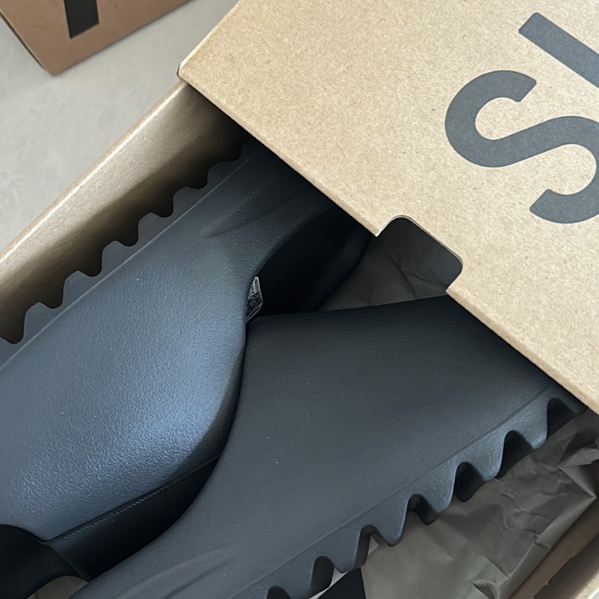 Adidas Yeezy Slide Onyx 착용 스타일