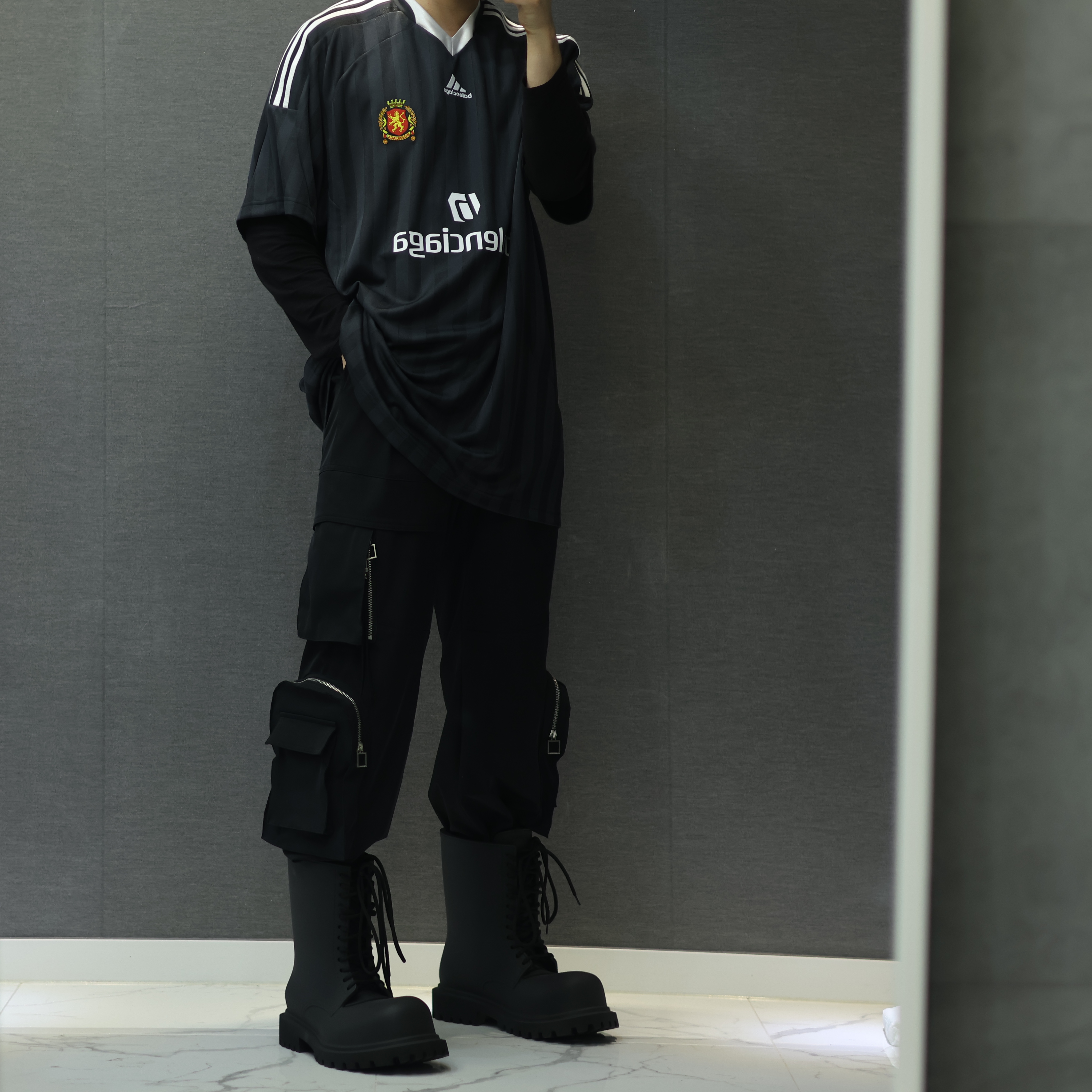 Balenciaga x Adidas Oversized Football T-Shirt Black, Balenciaga XL Army Boots Full Eva Black 착용 스타일