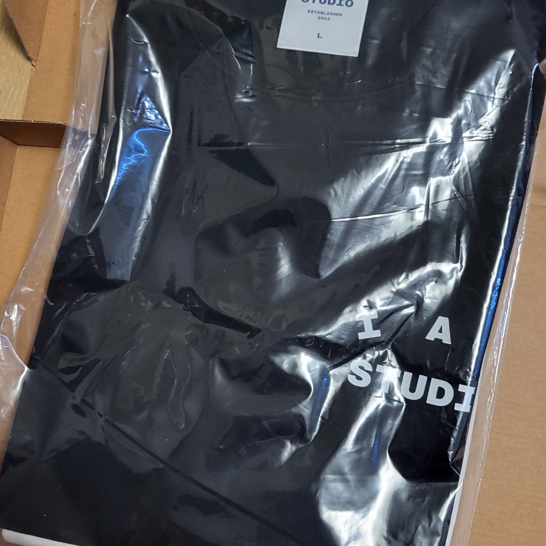 IAB Studio 10th Anniversary T-Shirts Pack White & Black (2 Pack) 착용 스타일 - 3