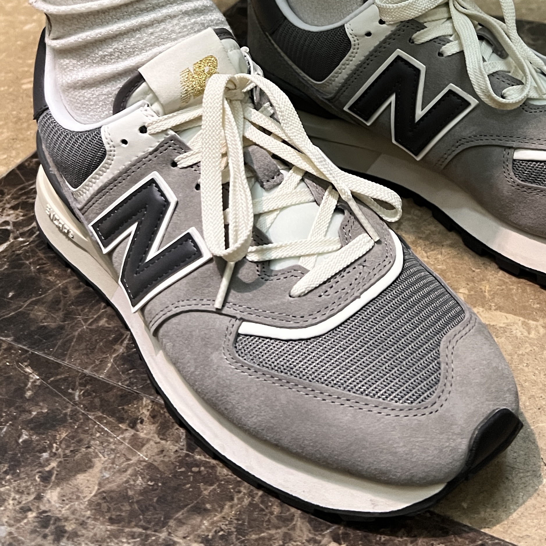 New Balance 574 Legacy Grey, New Balance 574 Heritage Orange Burst White 착용 스타일 - 1