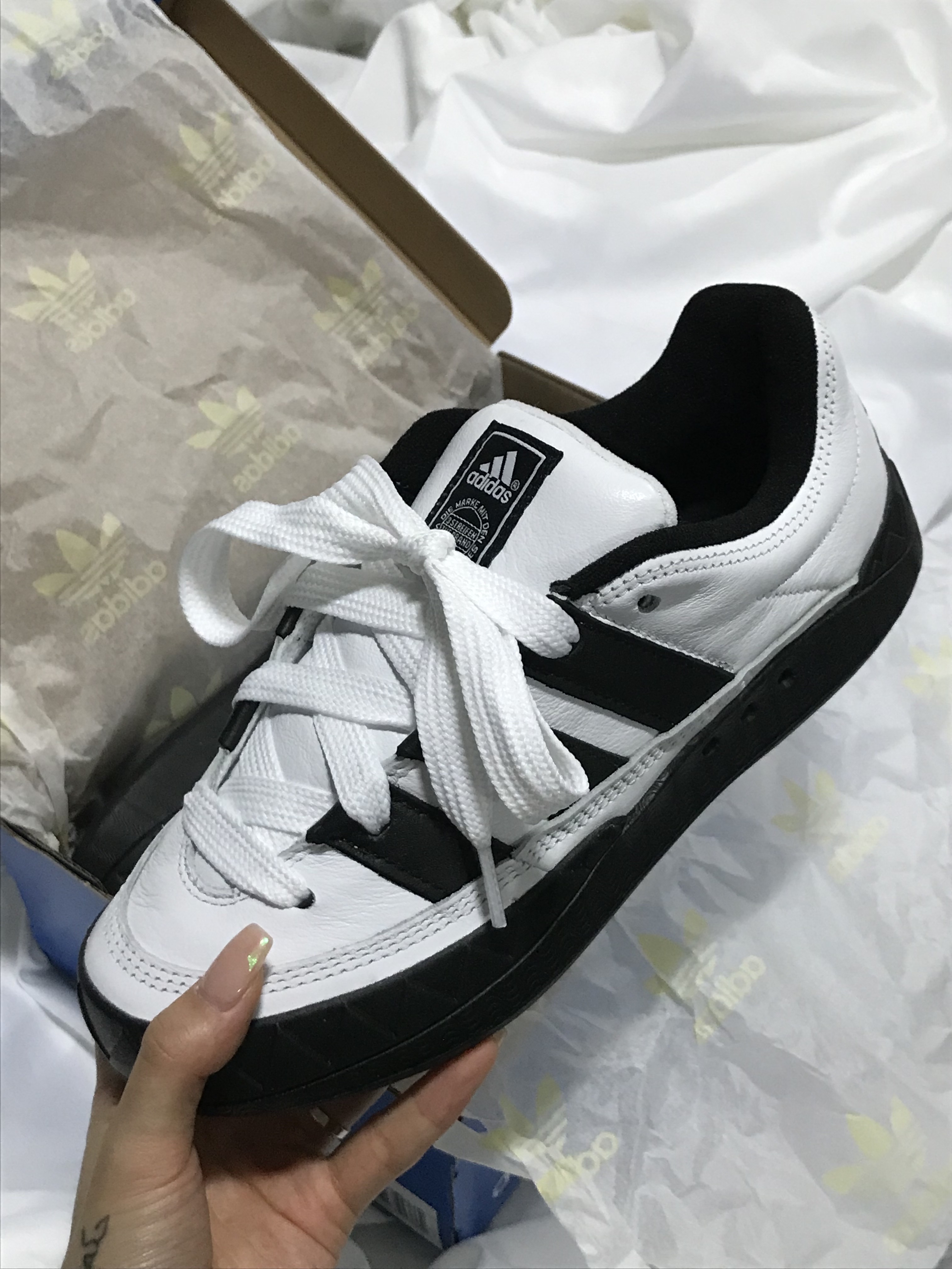 Adidas x Atmos Adimatic White Black 착용 스타일 - 2
