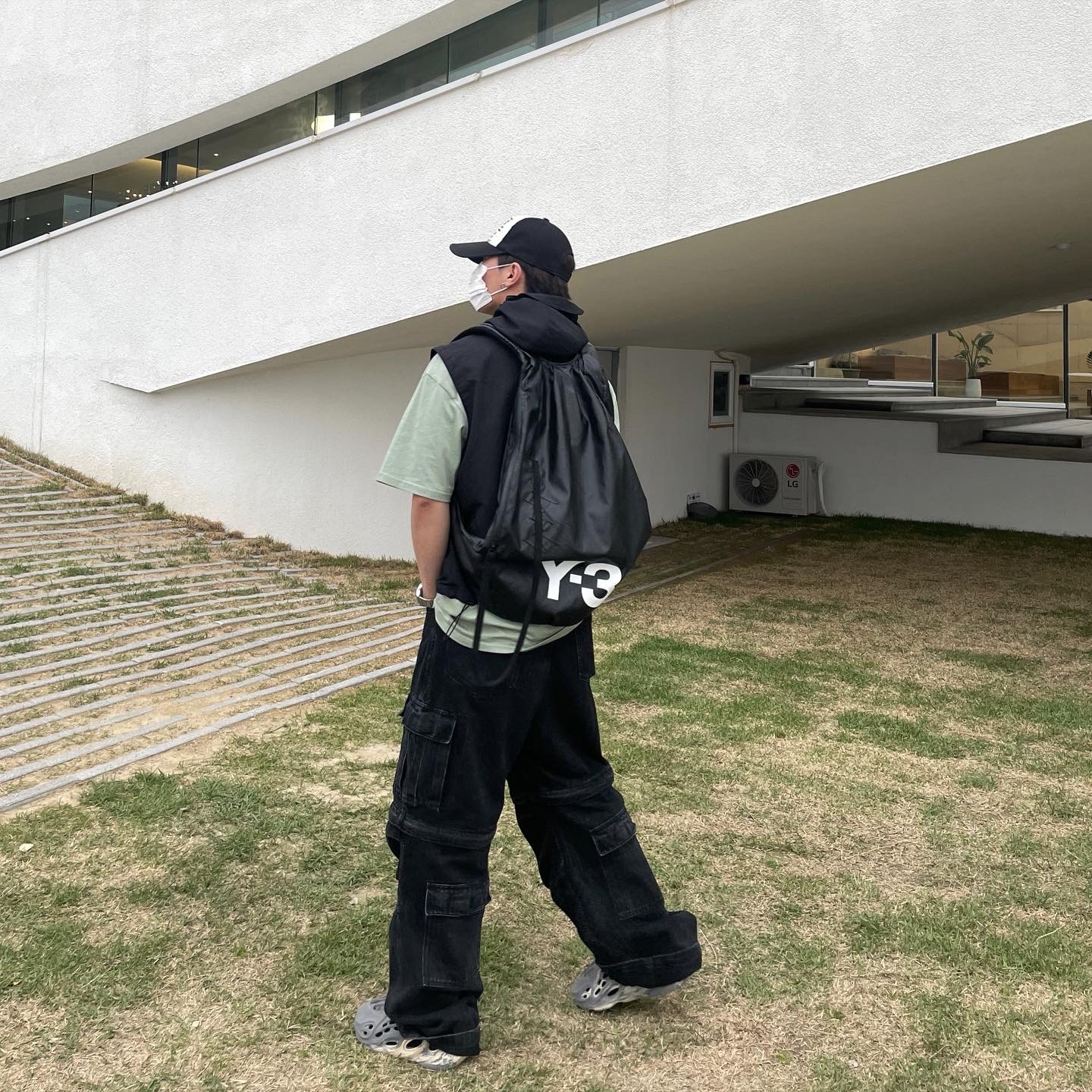 Adidas Yeezy Foam RNNR MXT Moon Gray, Aeae Web Logo Mesh Cap Black 착용 스타일 - 2
