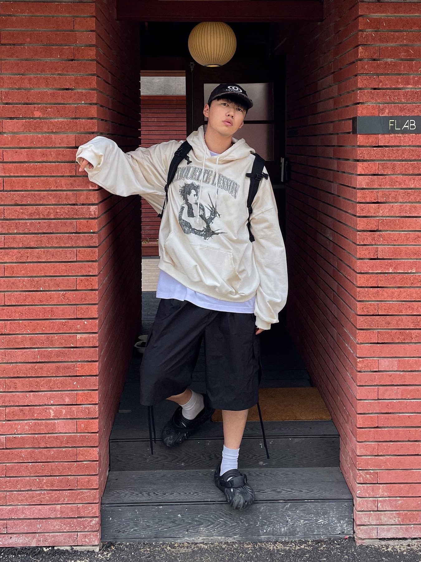 Crocs x Salehe Bembury Pollex Clog Sasquatch, Project G/R x Atmos Etiquette Lesson Vintage Washed Hoodie White 착용 스타일 - 1