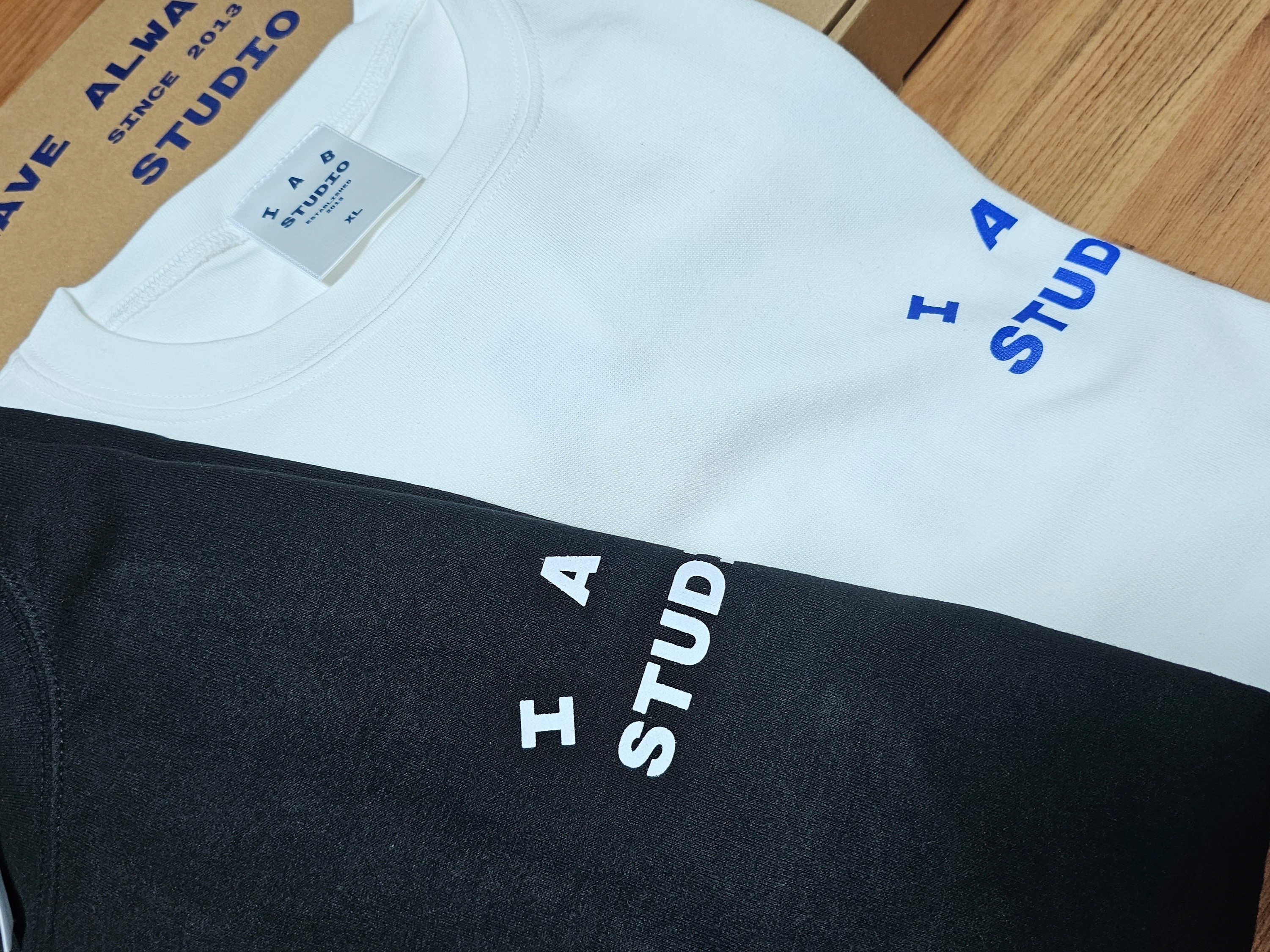 IAB Studio 10th Anniversary T-Shirts Pack White & Black (2 Pack) 착용 스타일 - 2