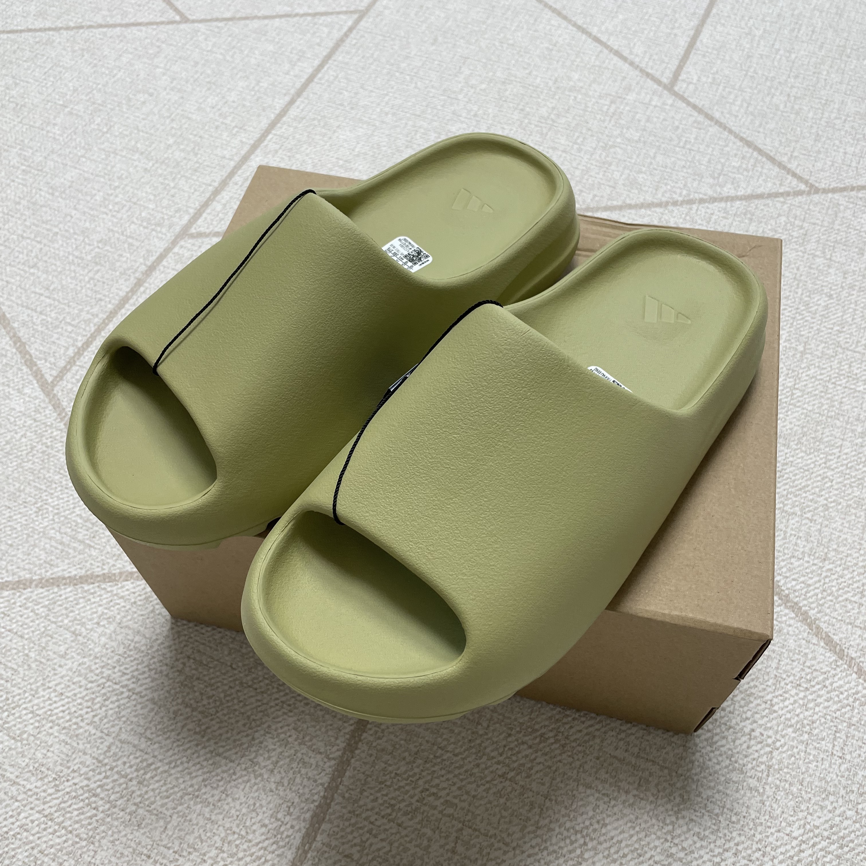 Adidas Yeezy Slide Resin 2022 착용 스타일