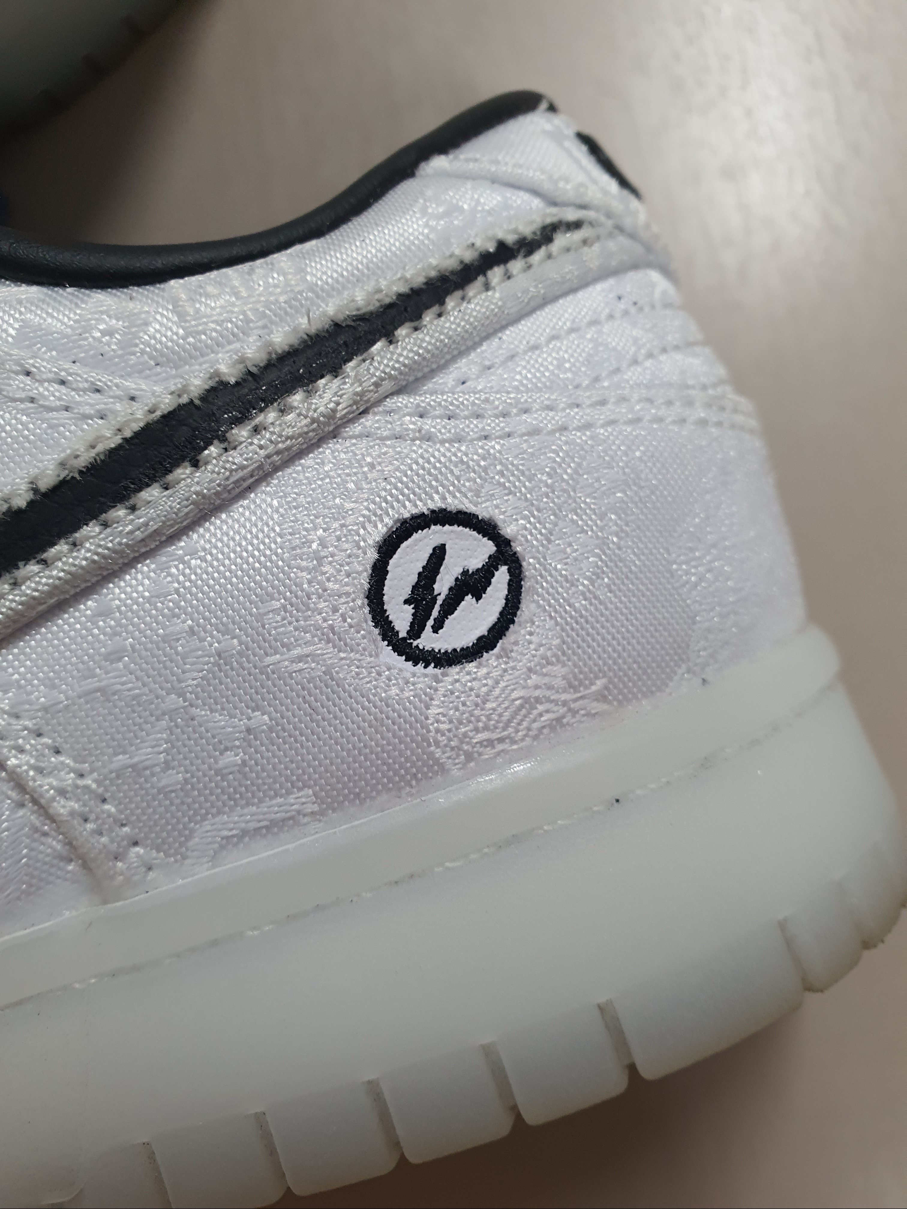 Nike x Clot x Fragment Dunk Low Black and White 착용 스타일 - 4