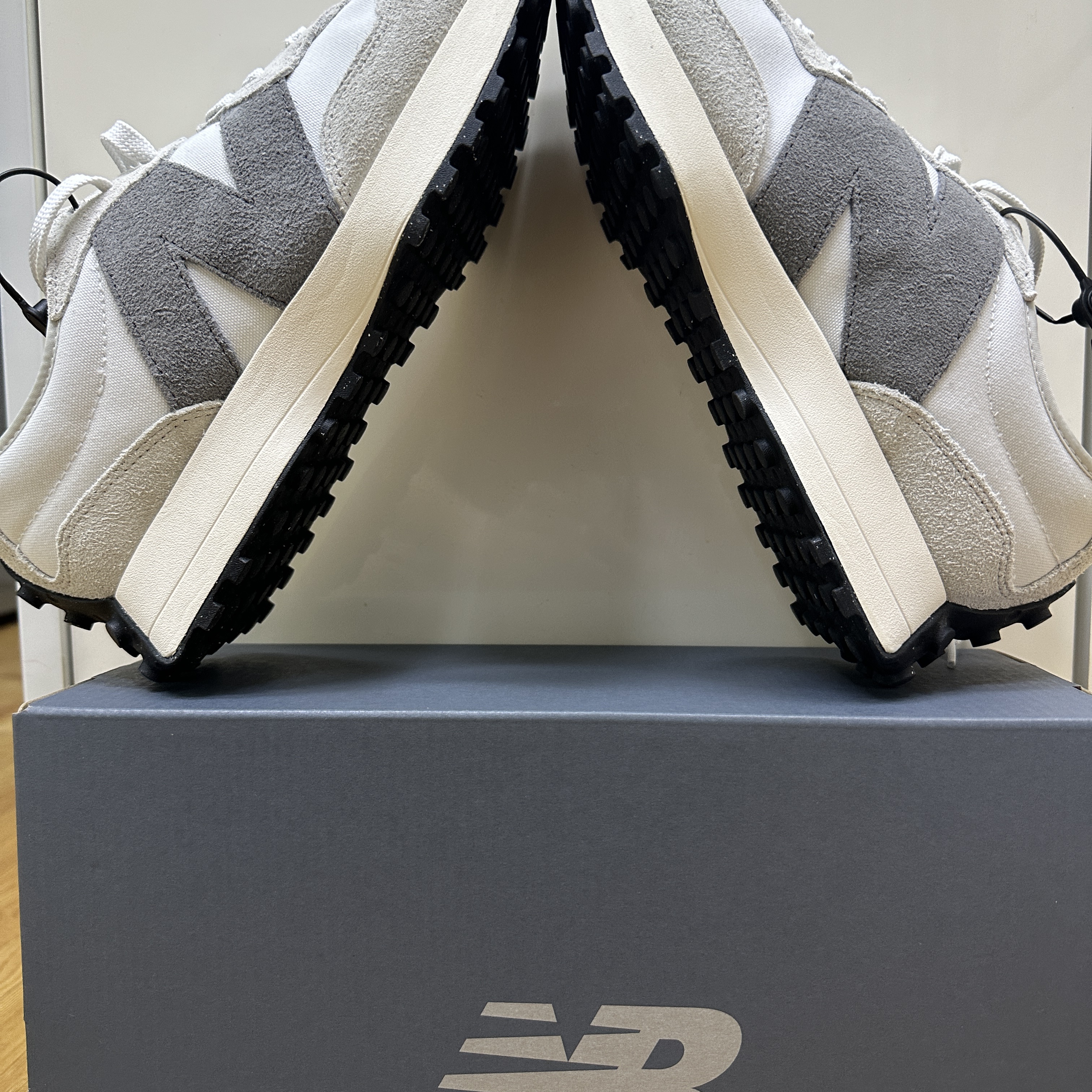 New Balance 327 Nimbus Cloud Rain Cloud 착용 스타일 - 2