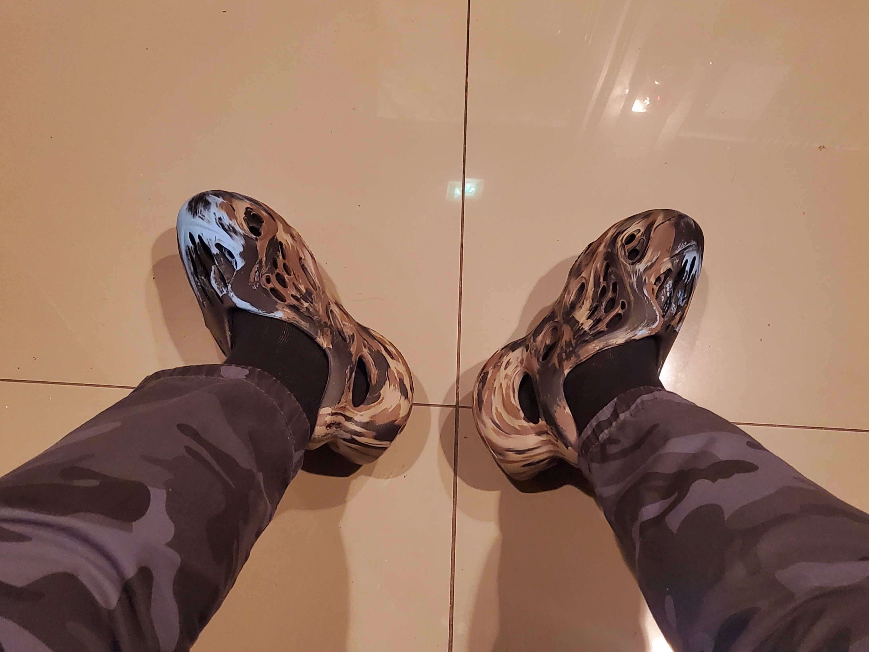 Adidas Yeezy Foam RNNR MX Cinder, Adidas Yeezy Foam RNNR MX Sand Grey 착용 스타일 - 2