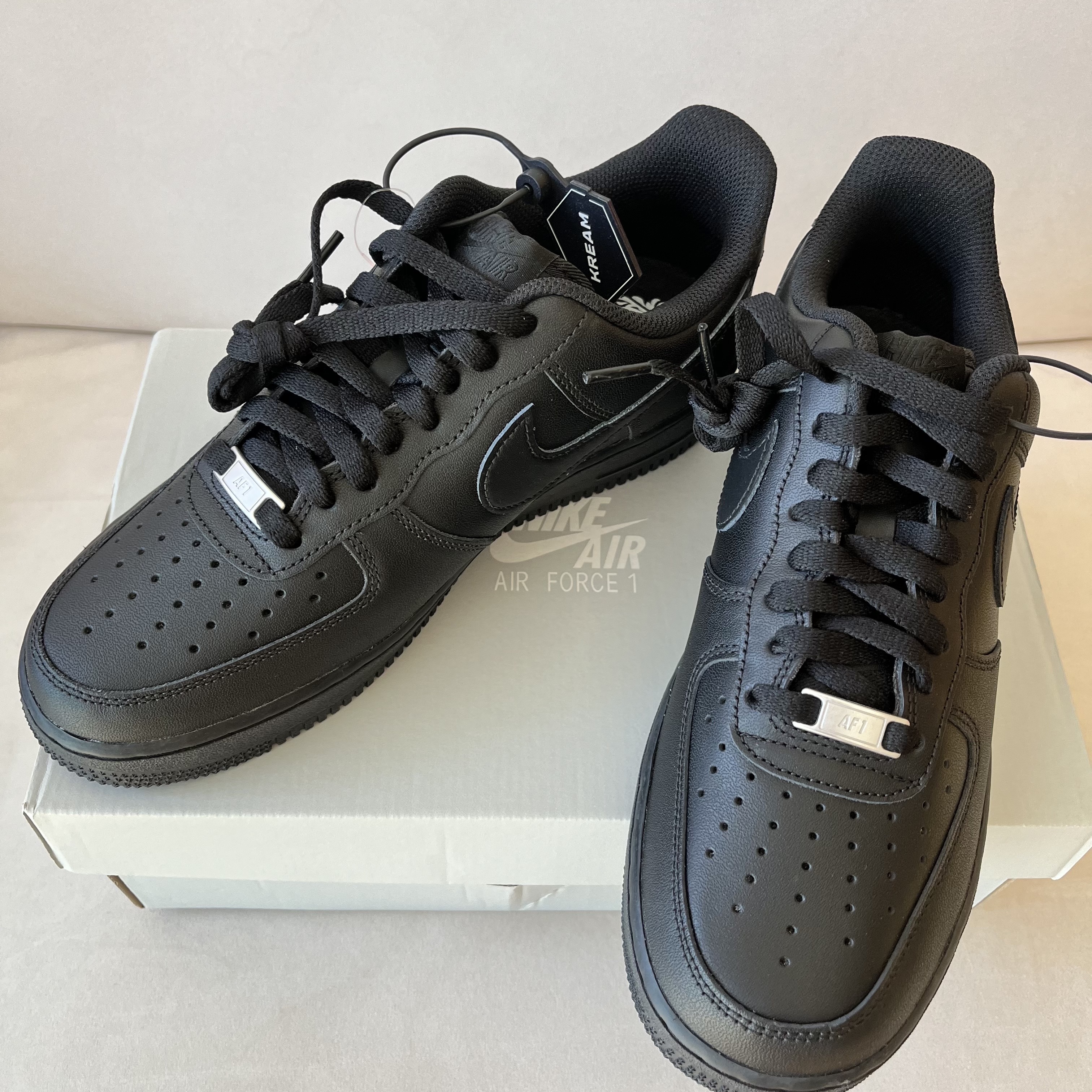 Nike Air Force 1 '07 Low Triple Black 착용 스타일