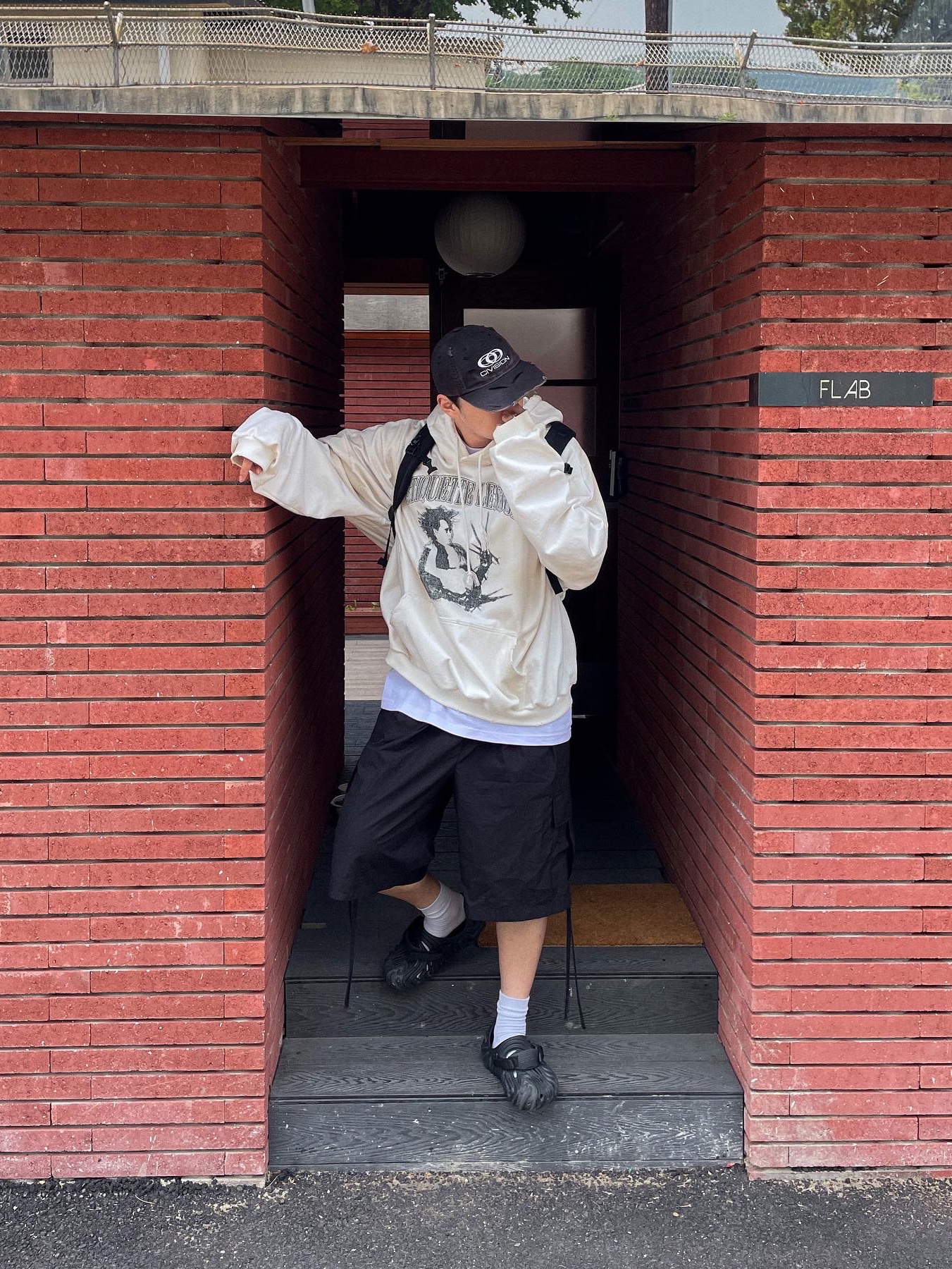 Crocs x Salehe Bembury Pollex Clog Sasquatch, Project G/R x Atmos Etiquette Lesson Vintage Washed Hoodie White 착용 스타일 - 5