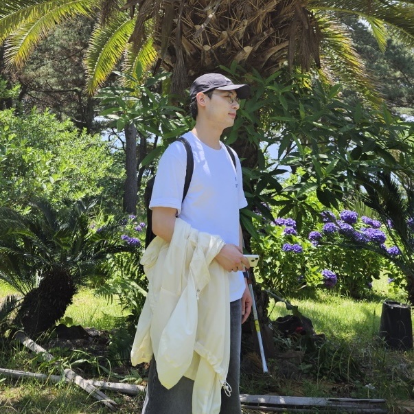 Arc'teryx Heliad 15 Backpack Black, Stussy World Tour T-Shirt White 2023 착용 스타일 - 2