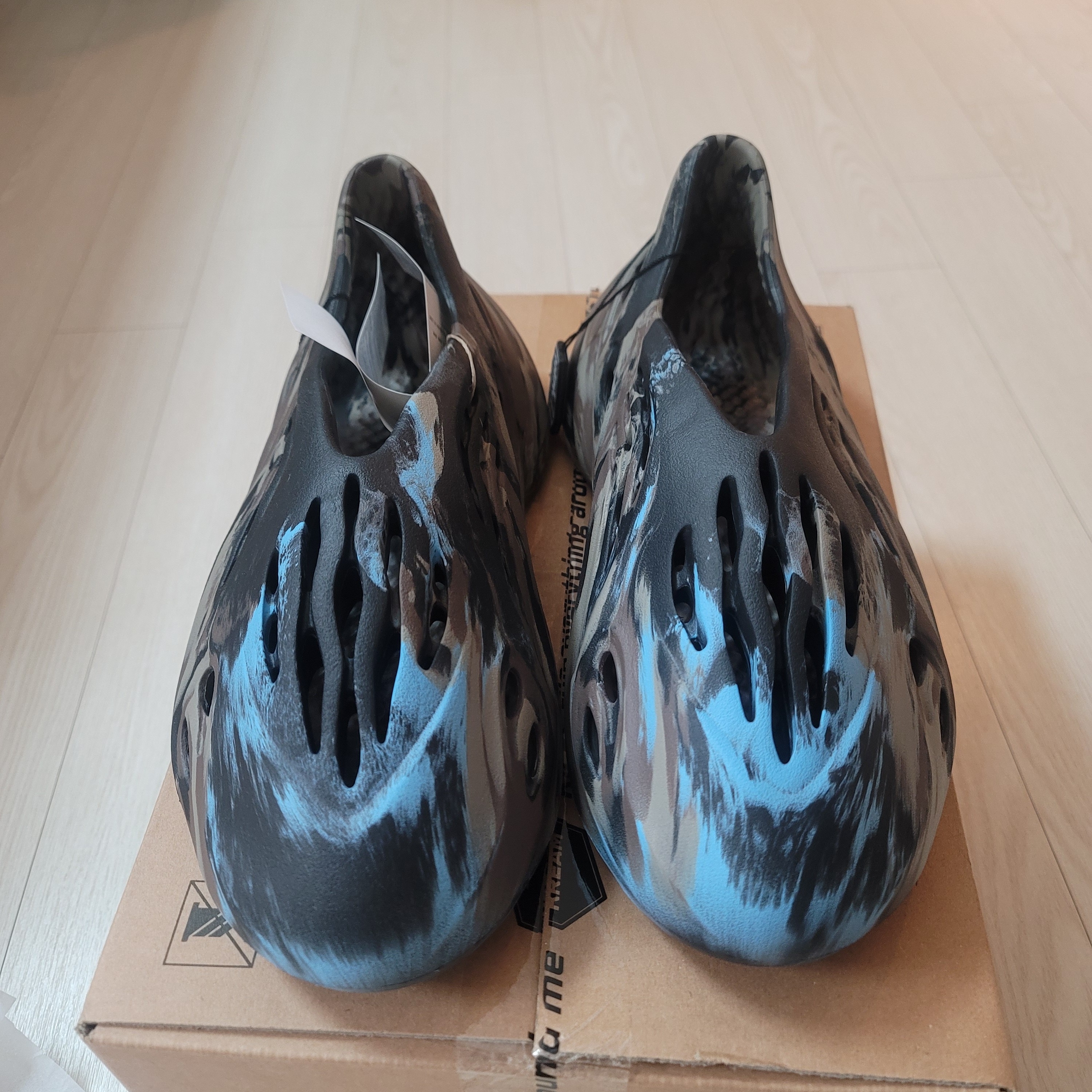 Adidas Yeezy Foam RNNR MX Cinder 착용 스타일 - 1