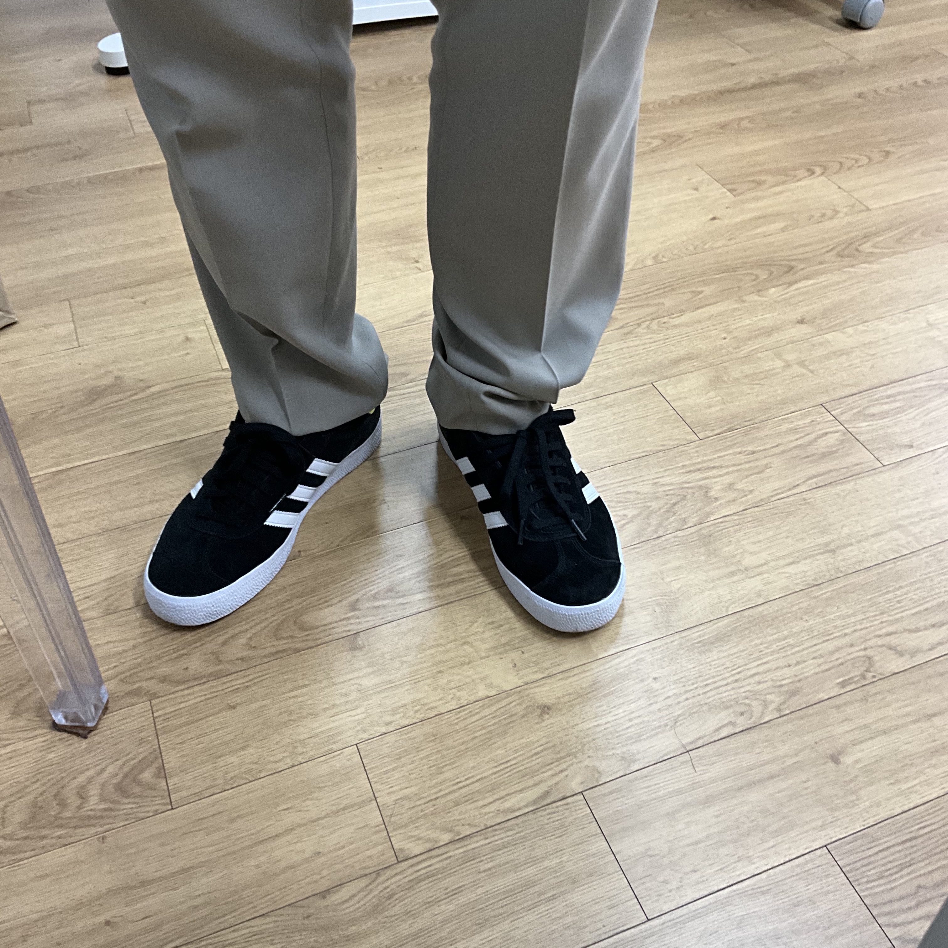 Adidas Gazelle ADV Core Black White 착용 스타일 - 2