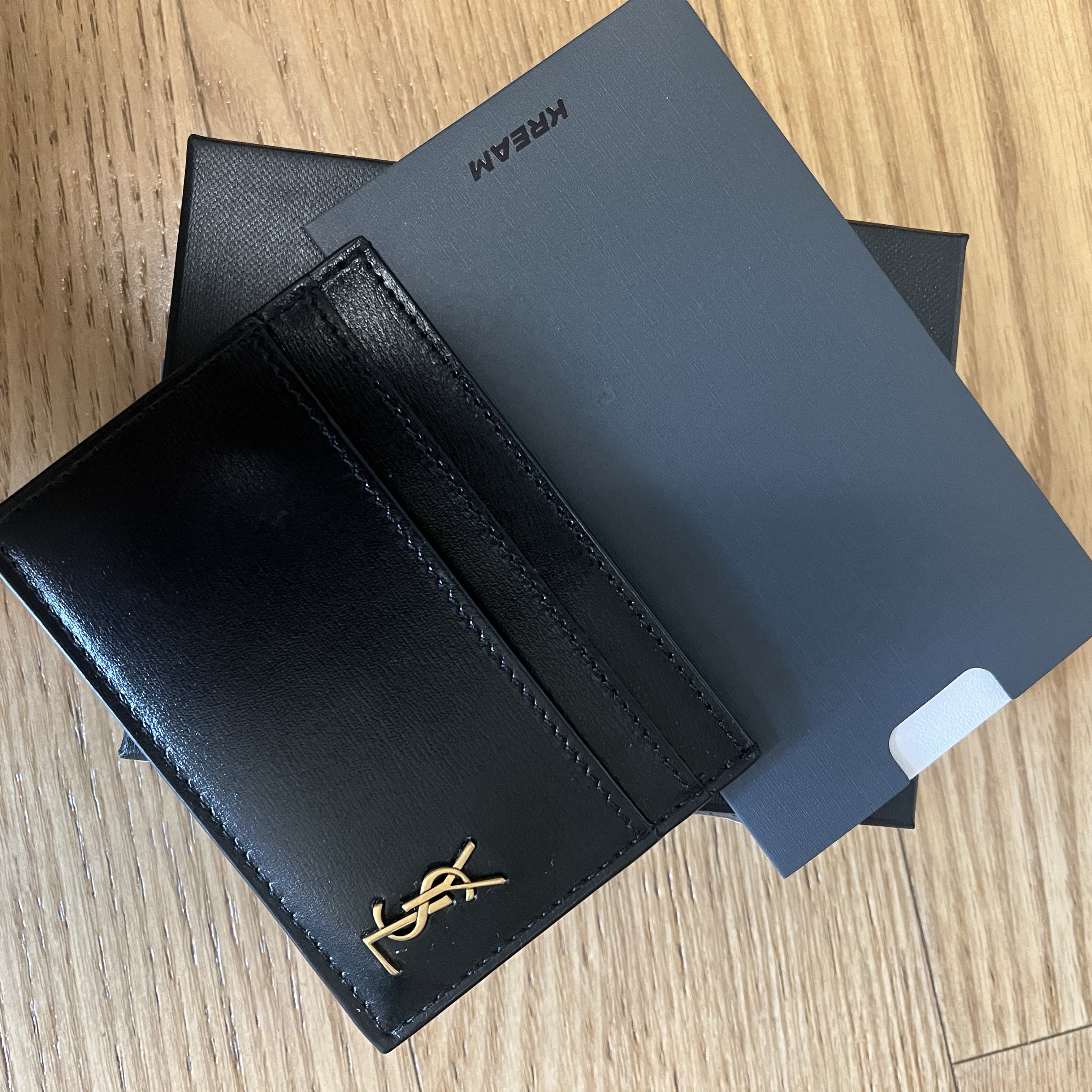 Saint Laurent Tiny Monogram Shiny Leather Card Case Black 착용 스타일