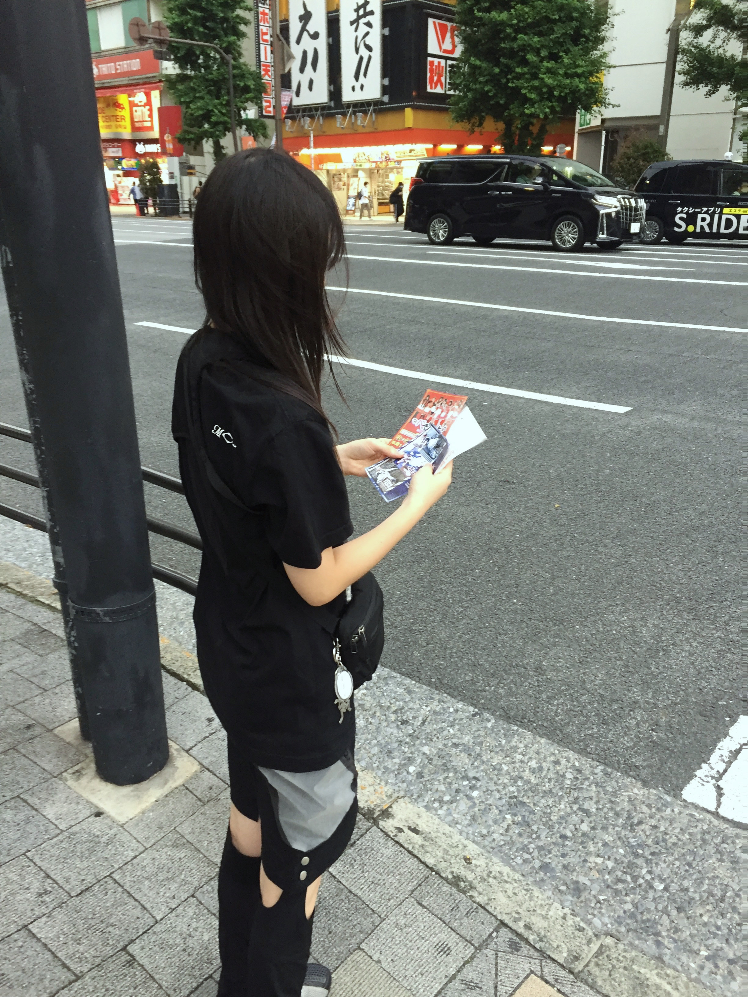 Arc'teryx Mantis 1 Waistpack Black, (W) Mischief Rhombus Blur T-Shirt Basic Black 착용 스타일 - 1