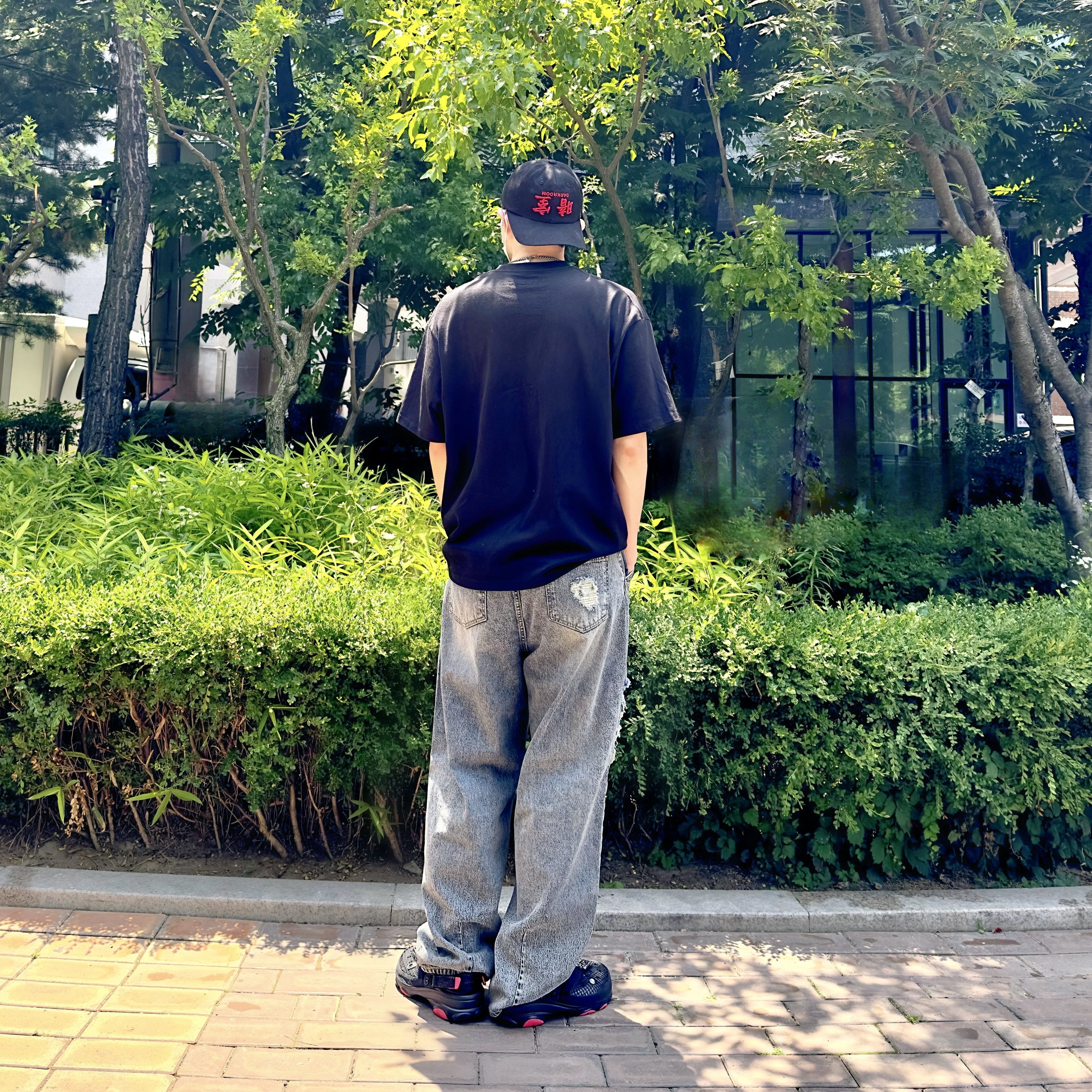 Darkr8m Studio Upside Down Red Logo Cap, Crocs x Staple Classic All Terrain Clog Black 착용 스타일 - 3