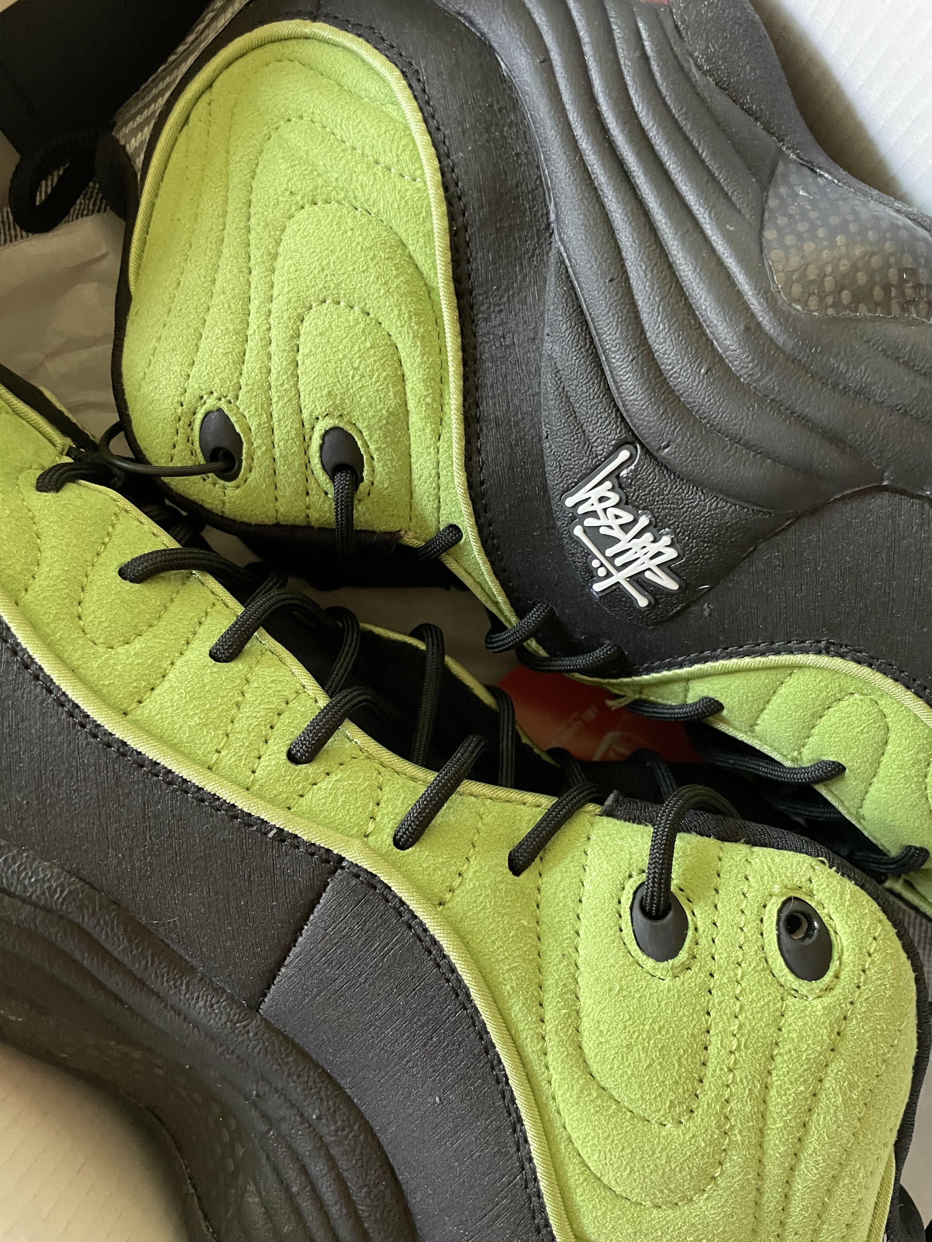 Nike x Stussy Air Penny II Vivid Green and Black 착용 스타일 - 2