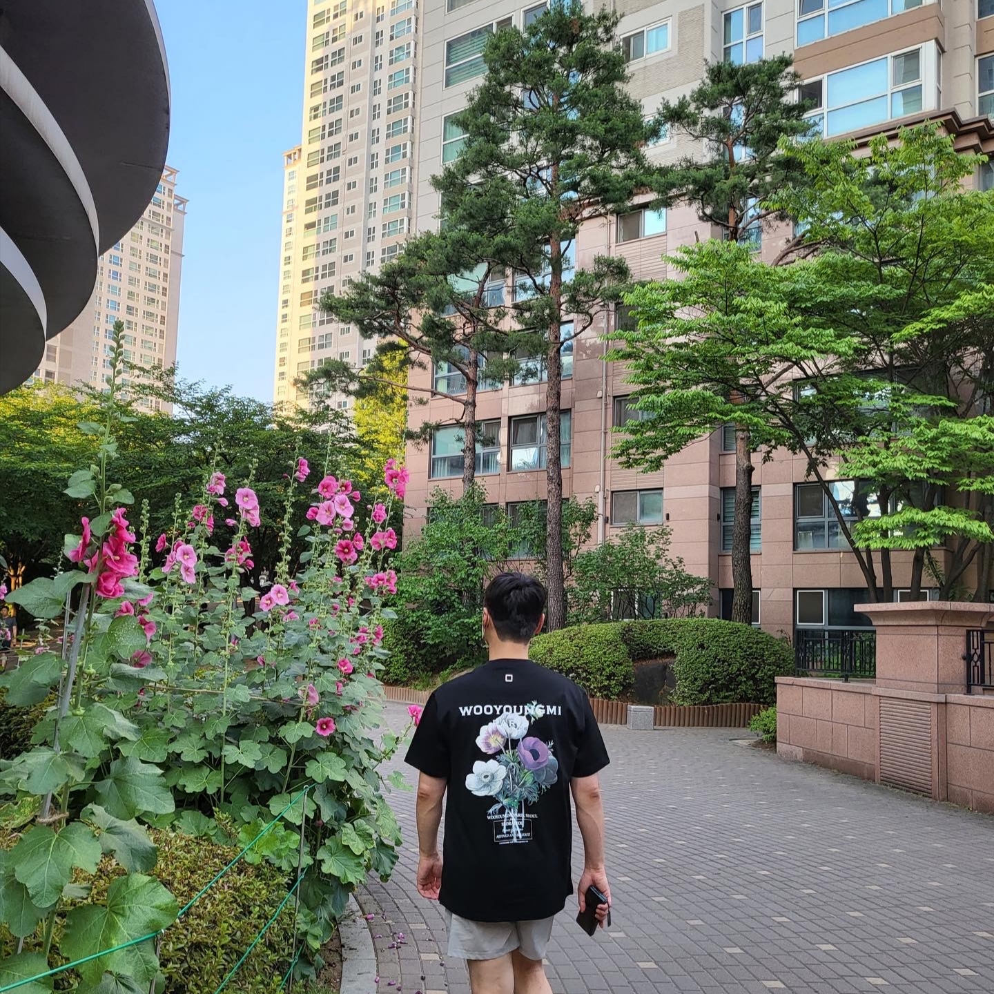 Wooyoungmi Flower Print Back Logo T-Shirt Black - 23FW, (W) Jordan 1 x Travis Scott Retro Low OG SP Medium Olive 착용 스타일 - 1