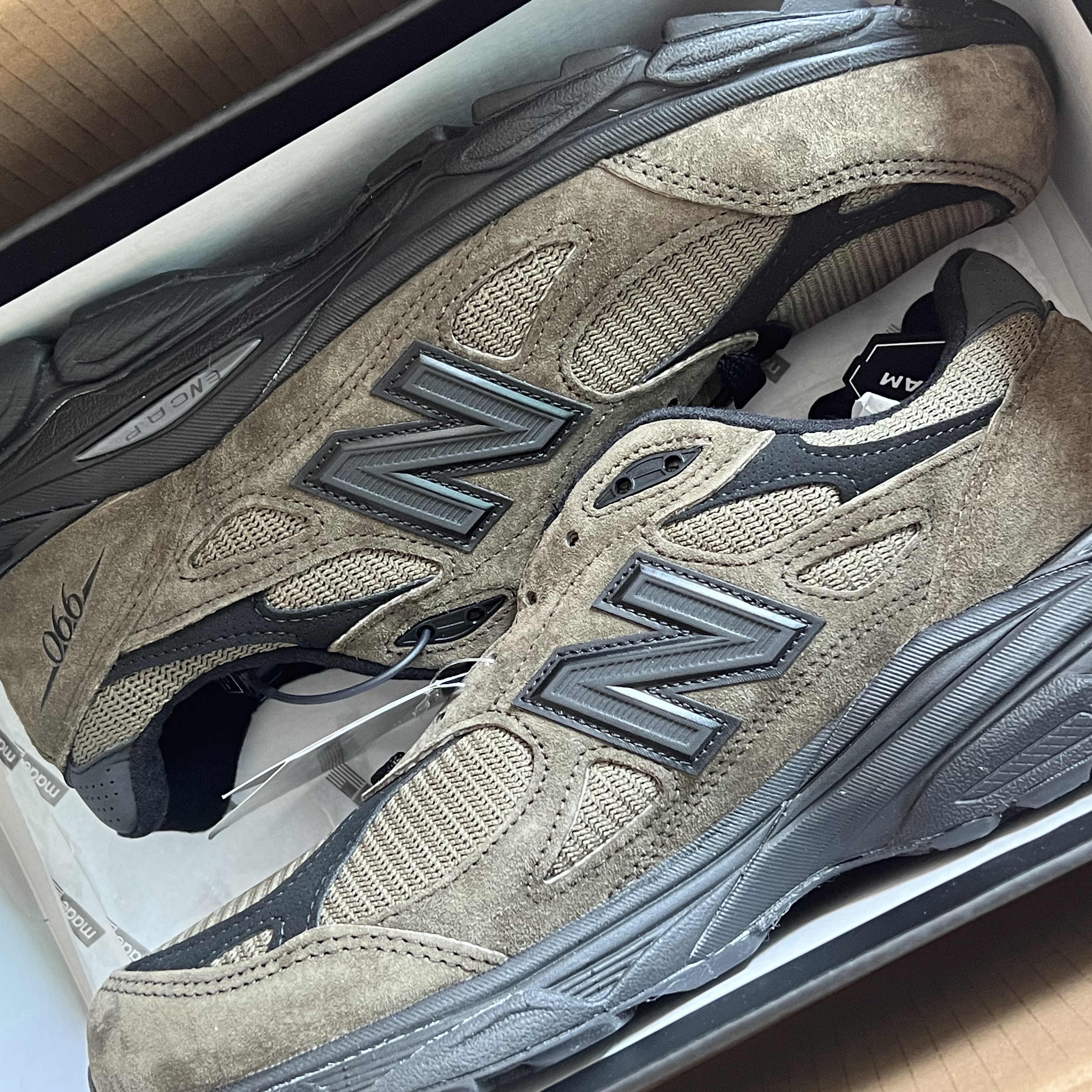 New Balance x JJJJound 990v3 Brown Black 착용 스타일 - 1