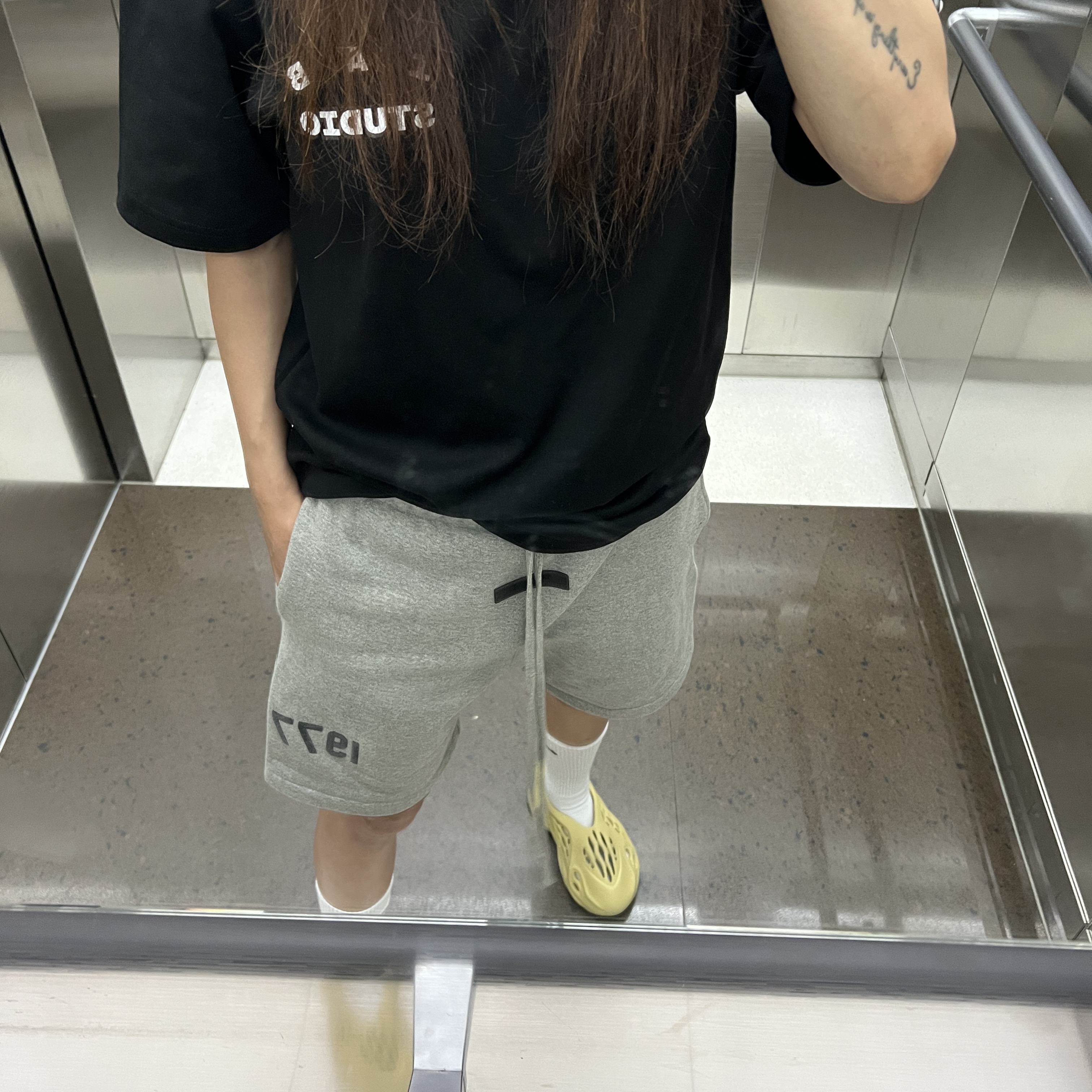 Adidas Yeezy Foam RNNR Sulfur 착용 스타일 - 2