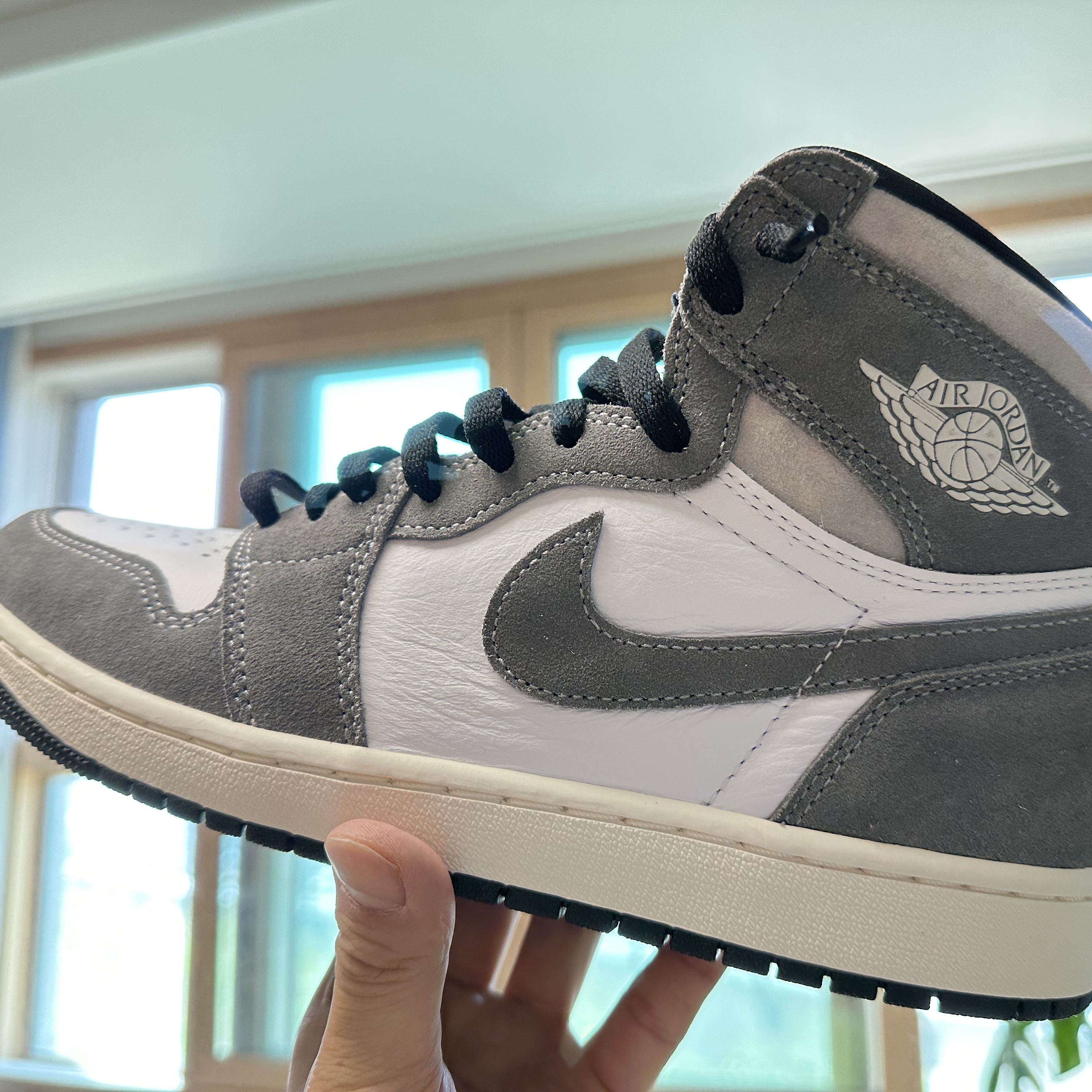 Jordan 1 Retro High OG Black and Smoke Grey 착용 스타일 - 2