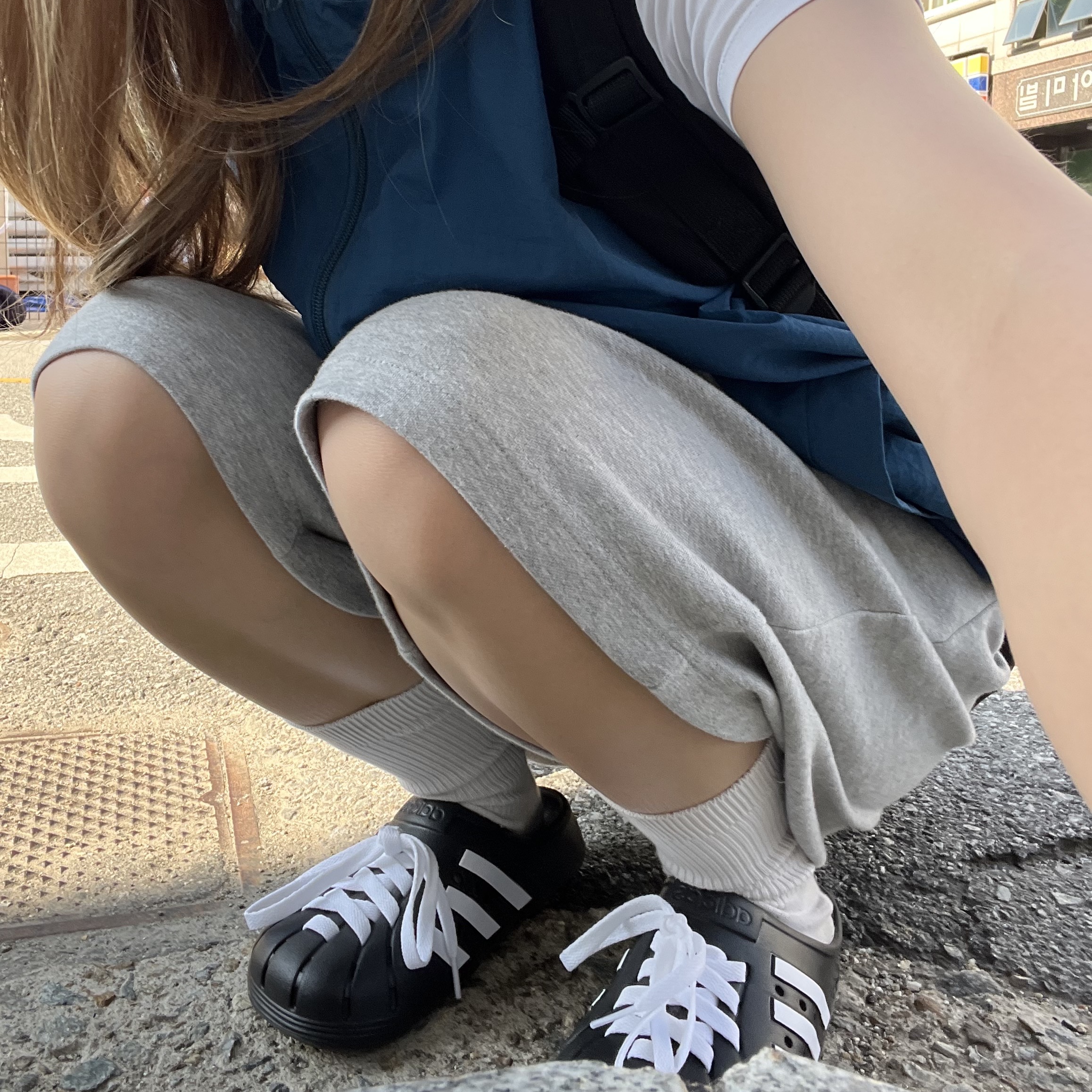 Adidas Adilette Clog Black White 착용 스타일 - 1