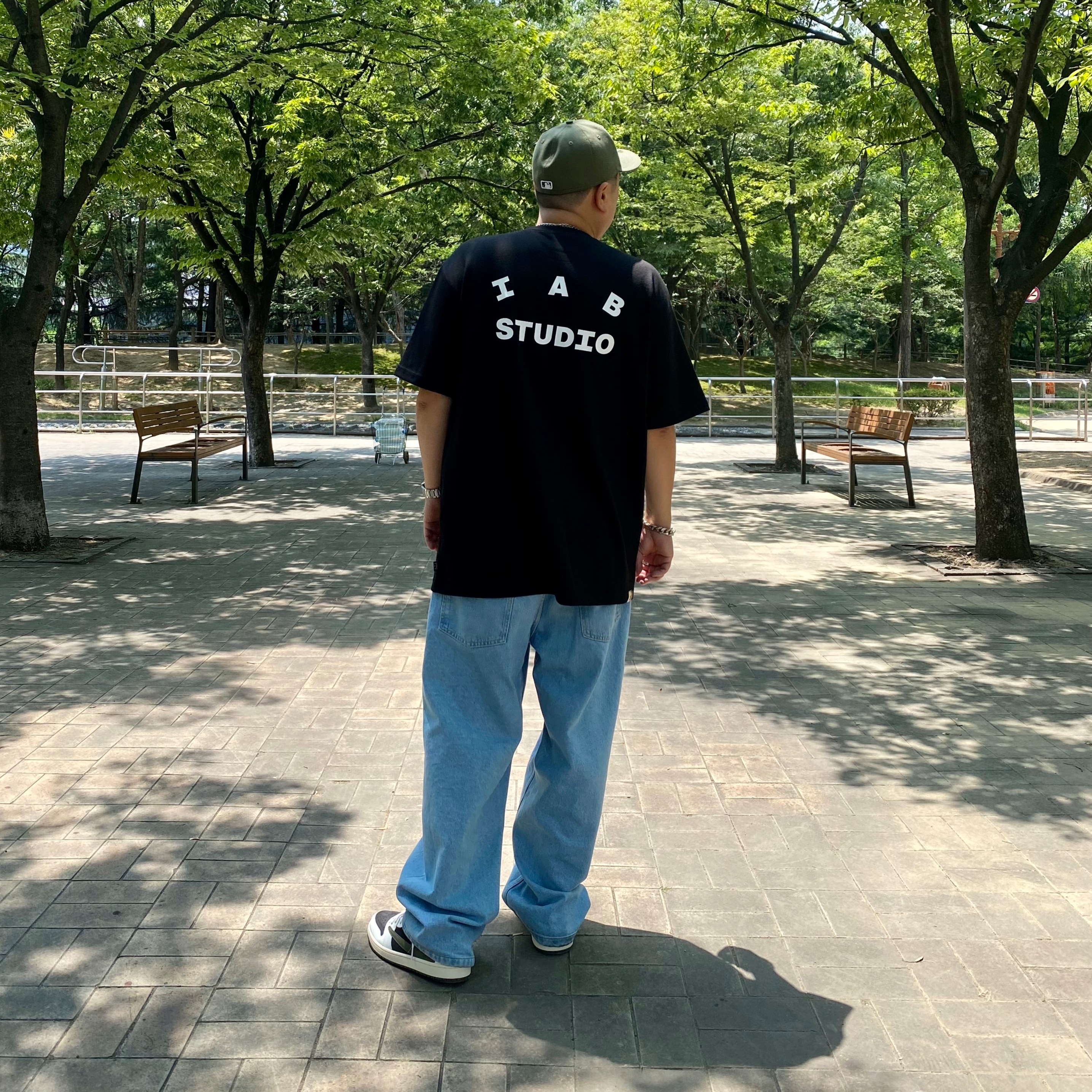 IAB Studio 10th Anniversary T-Shirts Pack White & Black (2 Pack), (W) Jordan 1 x Travis Scott Retro Low OG SP Medium Olive 착용 스타일 - 4