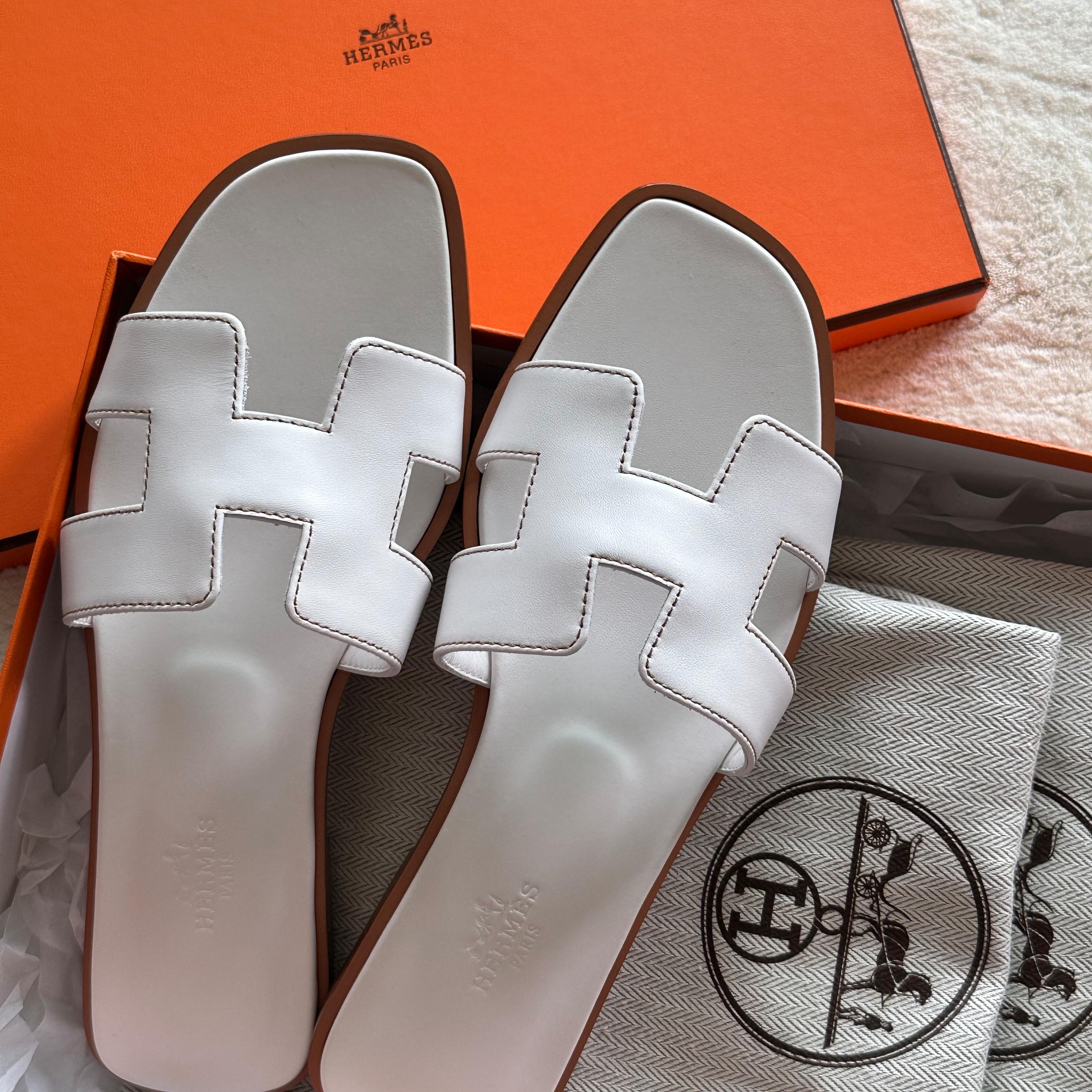 (W) Hermes Oran Sandal Calfskin & Blanc Piqures Havane 착용 스타일