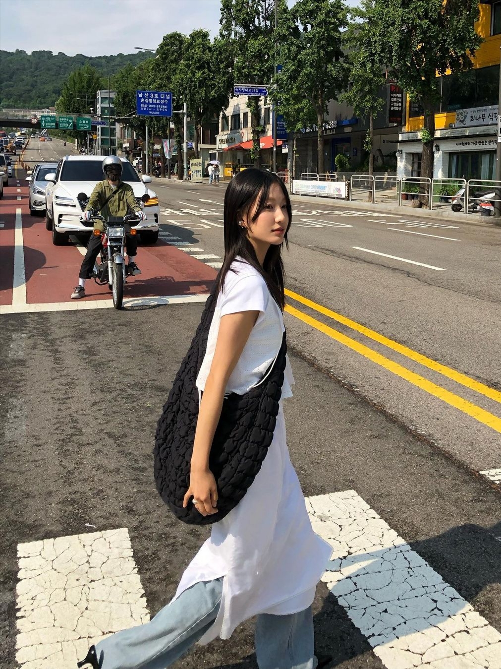 COS Quilted Oversized Shoulder Bag Black 착용 스타일