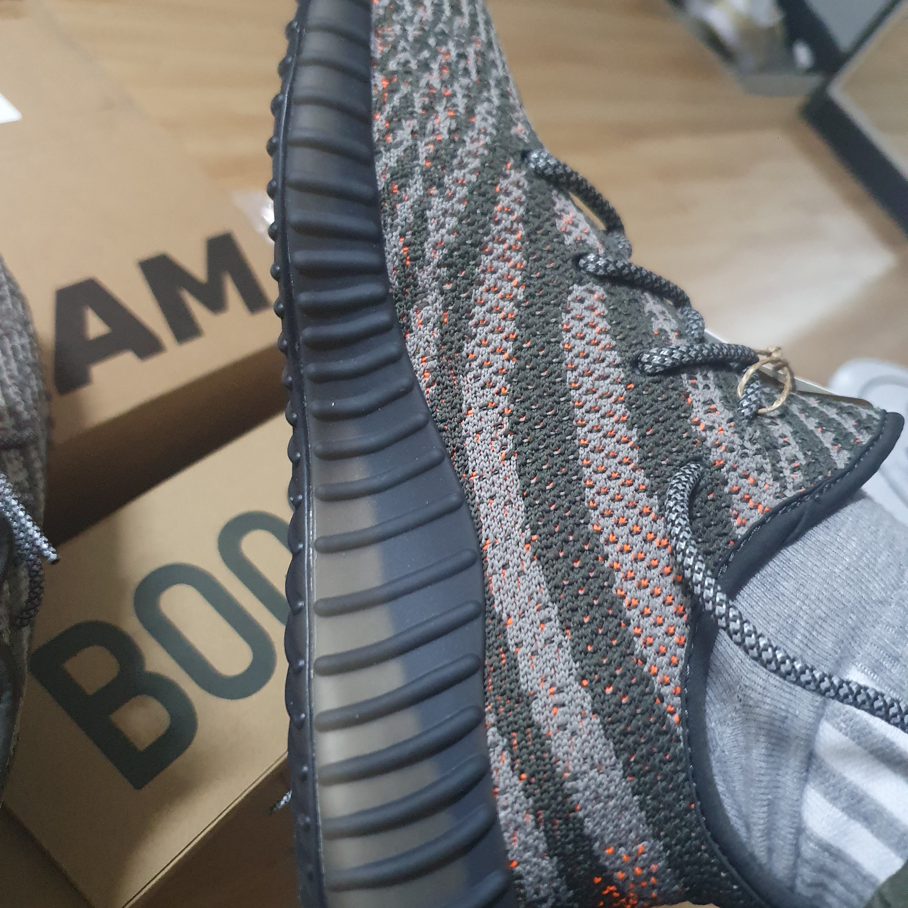Adidas Yeezy Boost 350 V2 Carbon Beluga 착용 스타일 - 4
