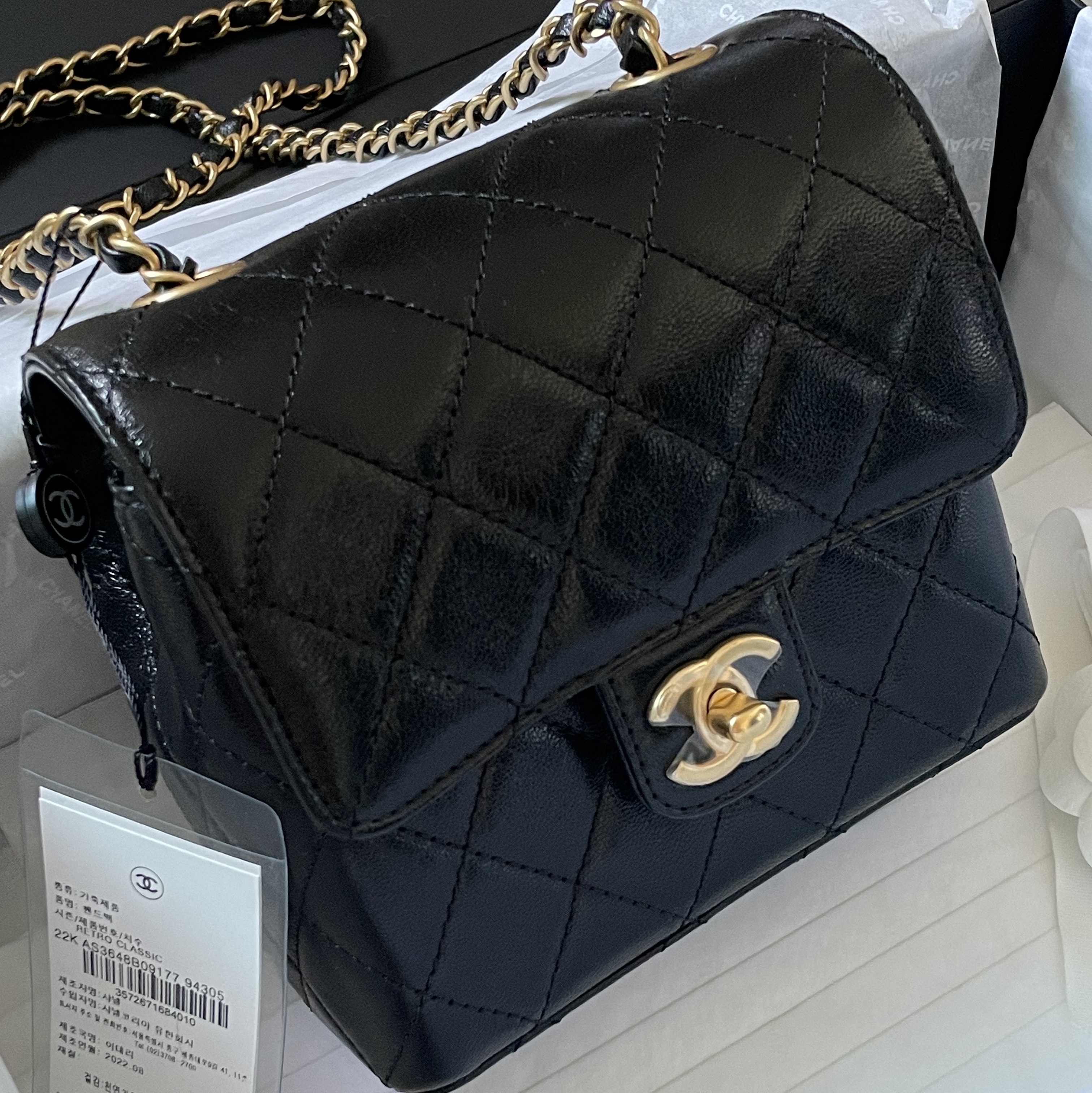 Chanel Mini Flap Bag Patent Calfskin & Gold Black, Chanel Mini Flap Bag Lambskin & Silver Black 착용 스타일