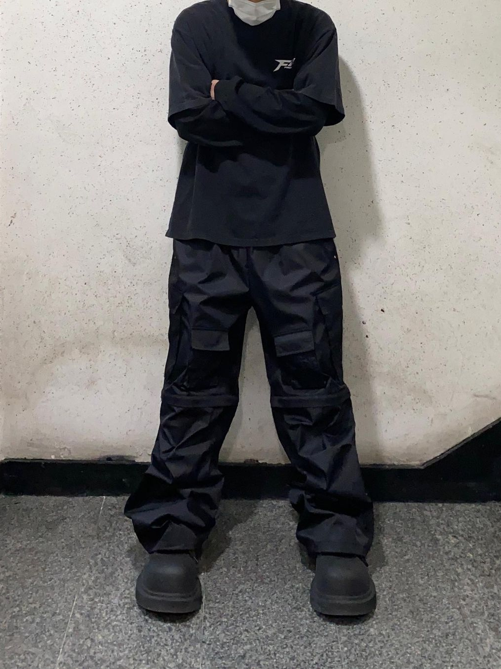 [KREAM 단독] OMO Detachable Nylon Cargo Pants Black 착용 스타일 - 3