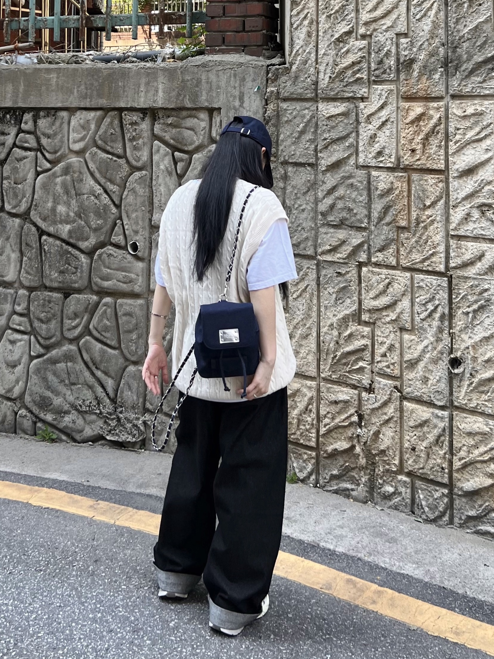 Nike V2K Run Summit White Metallic Silver 착용 스타일 - 4