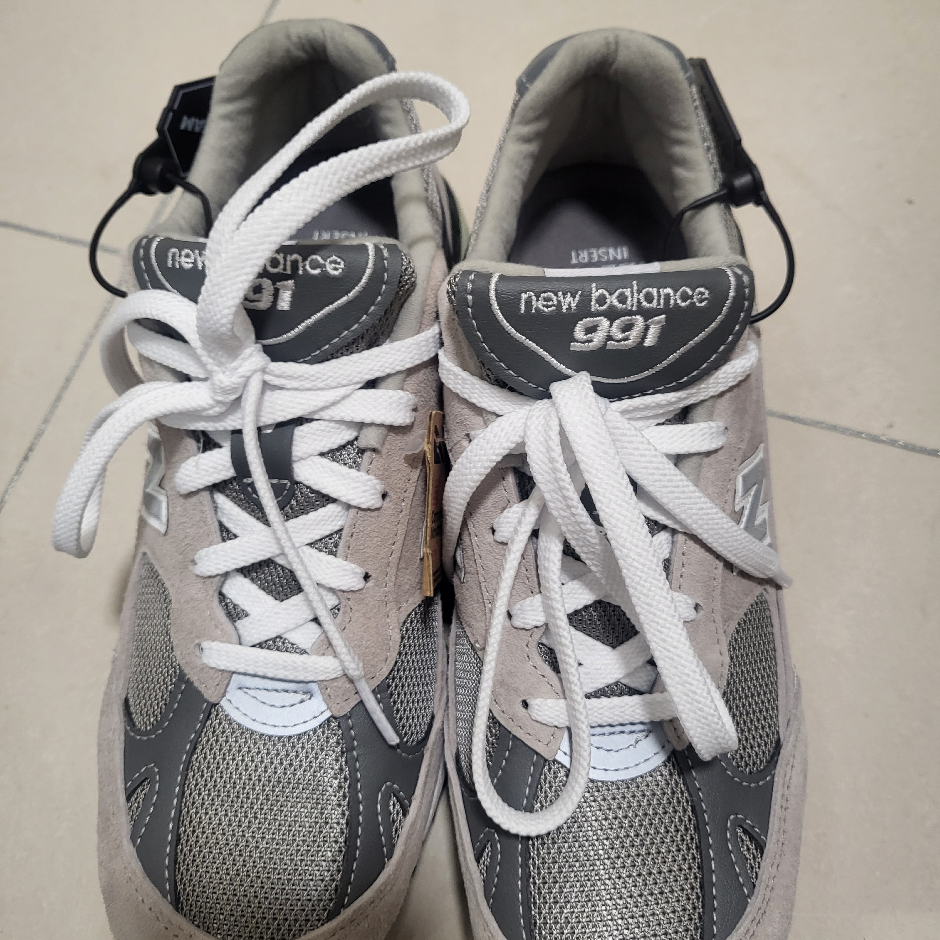 (W) New Balance 991 Made in UK Grey 착용 스타일 - 1