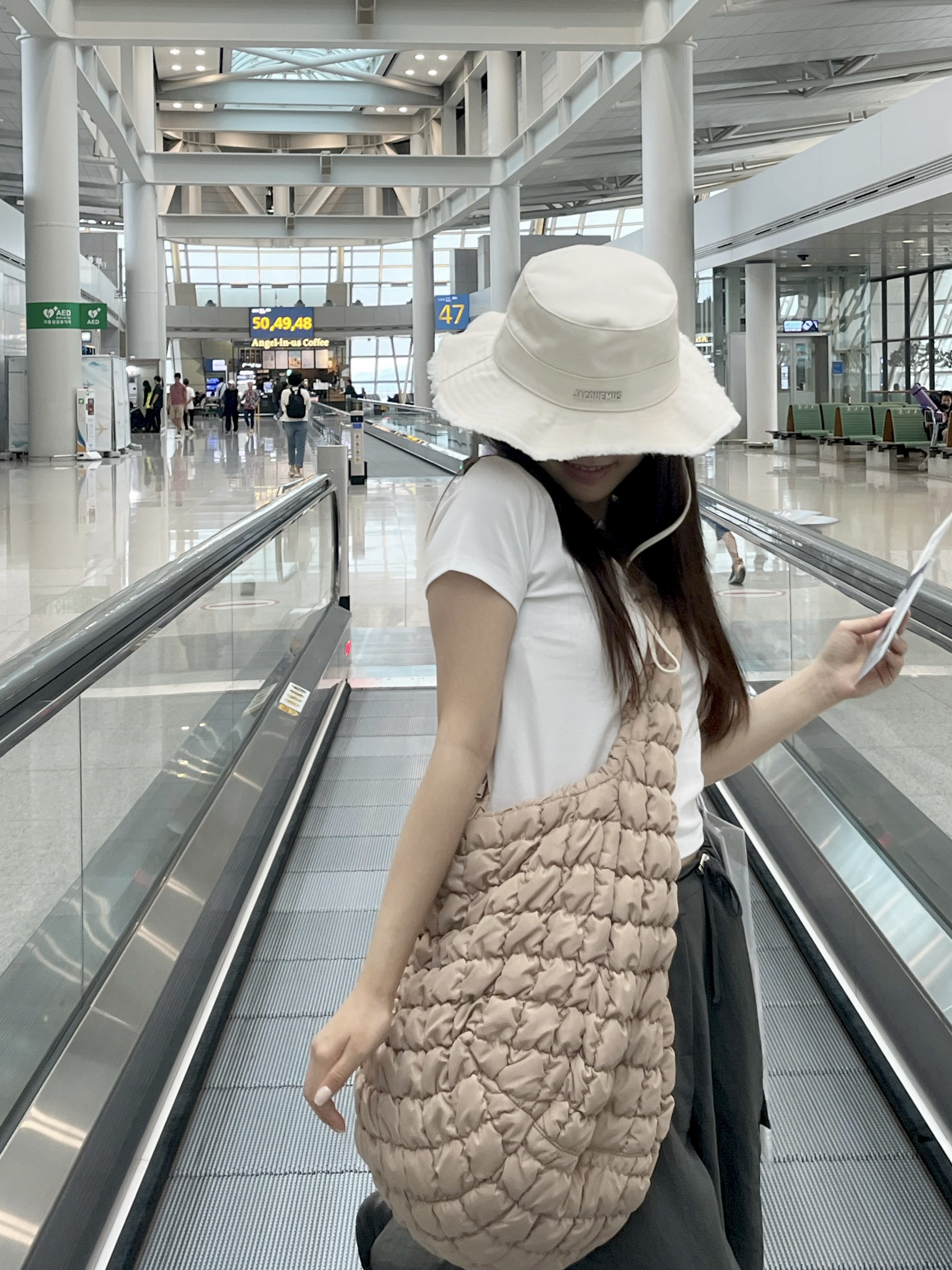 Jacquemus Le Bob Artichaut Bucket Hat Off White, COS Quilted Oversized Shoulder Bag Beige 착용 스타일 - 1