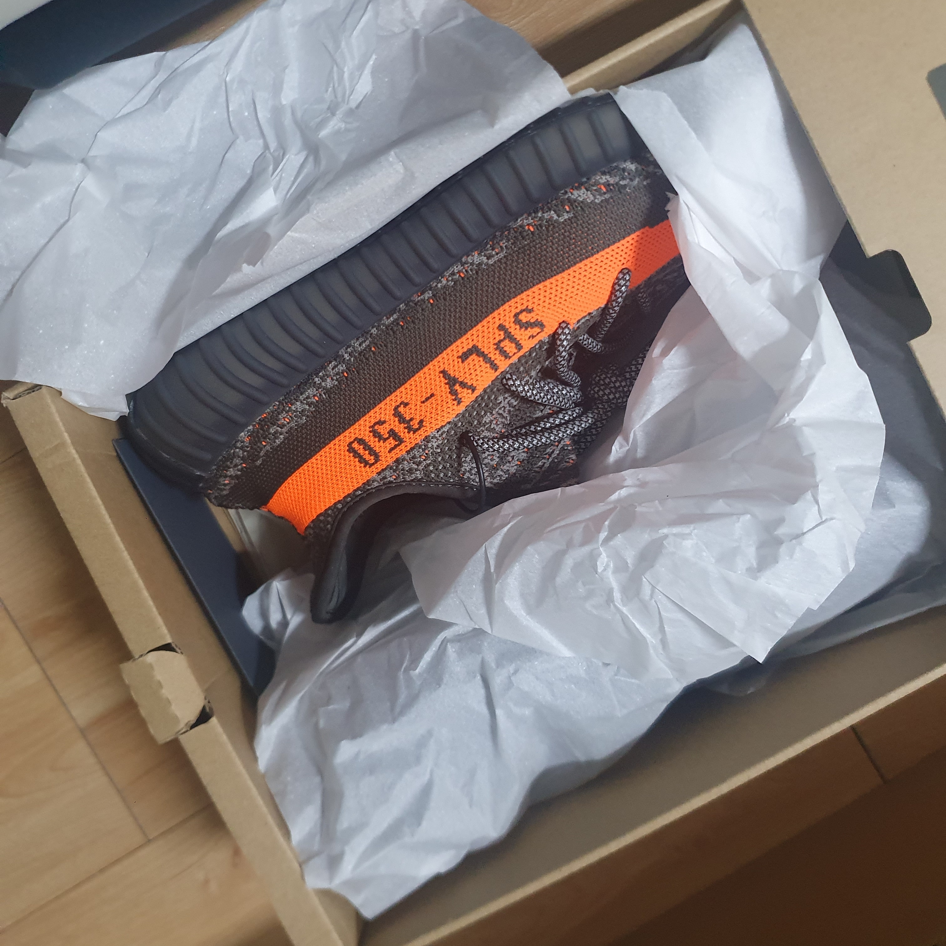 Adidas Yeezy Boost 350 V2 Carbon Beluga 착용 스타일 - 2