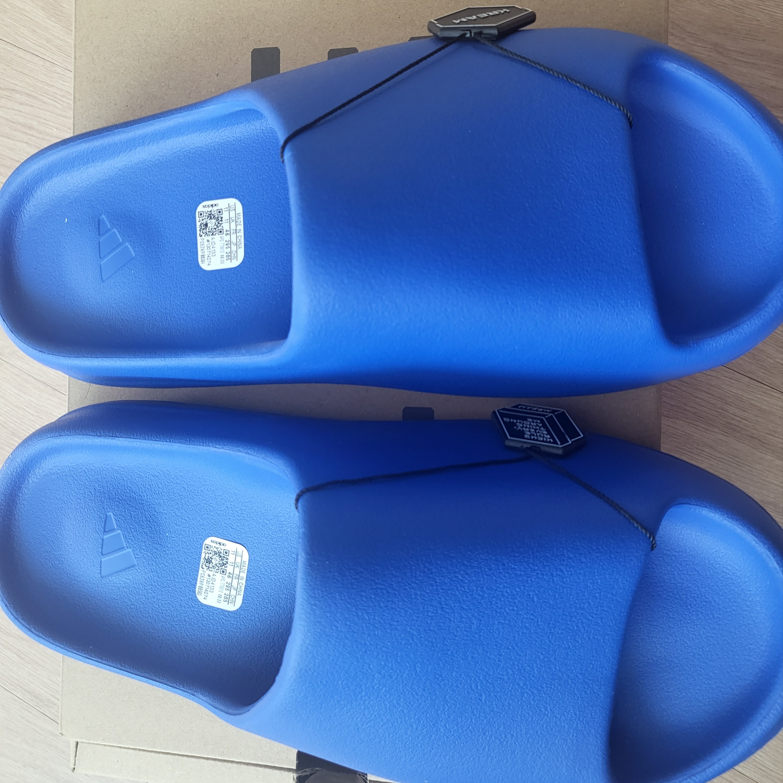 Adidas Yeezy Slide Azure 착용 스타일
