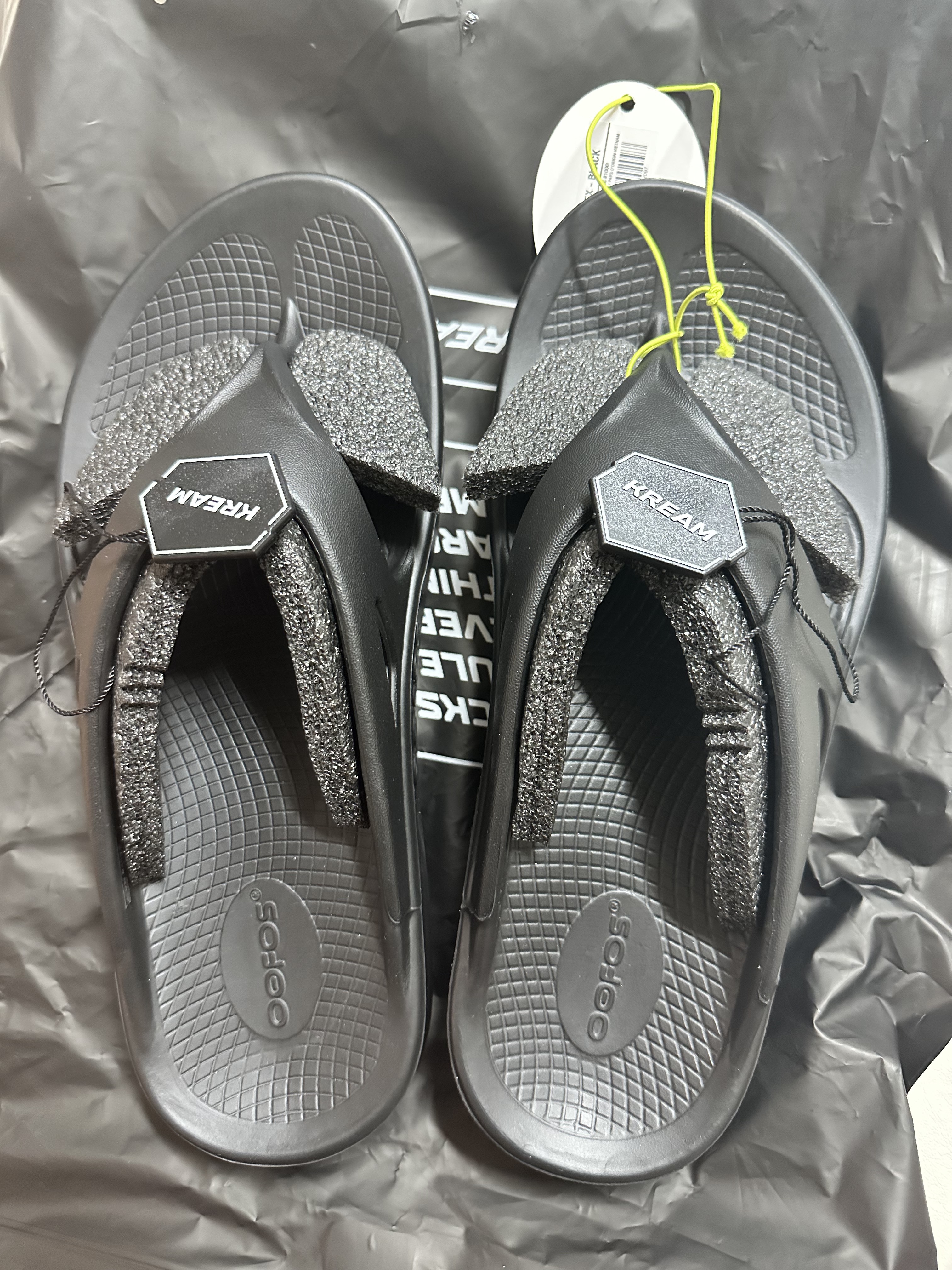 Oofos OOriginal Black 착용 스타일